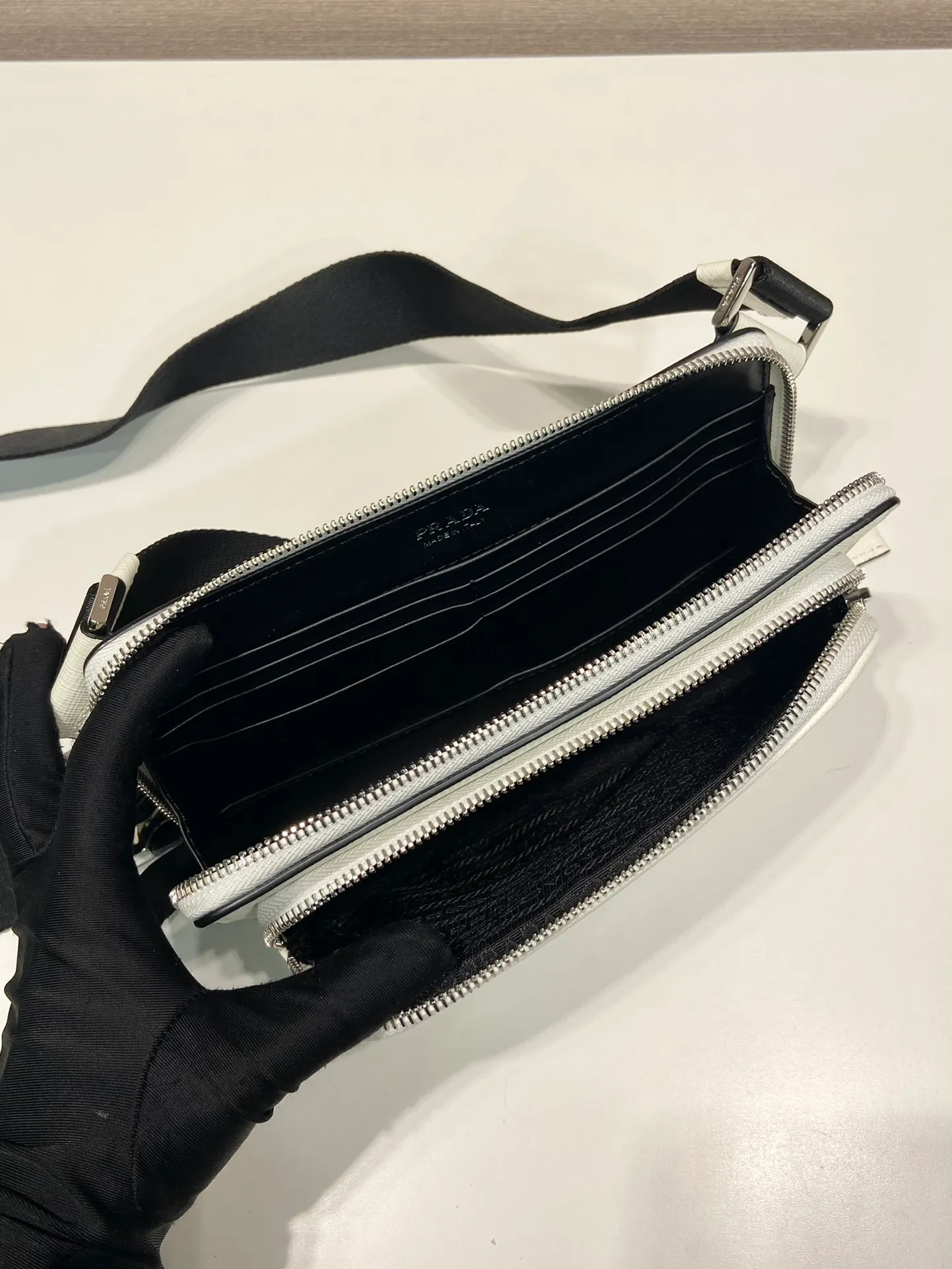 💰1320🎉New waist bag🎉2VH156🎉 This simple and versatile waist bag/chest bag adopts imported cross pattern, showing modern charm with technological details. Regenerated nylon adjustable shoulder strap with top-grade metal buckle and external zippered pocket, small back pocket and internal card slots. Very functional and the upper body effect is very cool. Another popular style that never goes out of style🎉🎉 Length 21x Height 13x Bottom 2.5cm