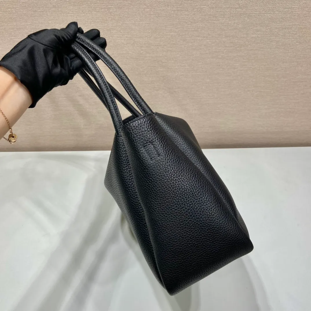 💰2040🎉New double shoulder straps🎉1BC170 double shoulder straps🎉 This double shoulder strap is made of imported deerskin grain cowhide and equipped with two interchangeable and adjustable long shoulder straps. The combination of fabric webbing and cowhide is perfect😘, versatile for mixing and matching different clothes on different occasions😘, large capacity, many compartments, super soft feel🎉Hurry up and get it🎉 Length 32x Height 26x Bottom 13cm🎉🎉🎉👏👏👏