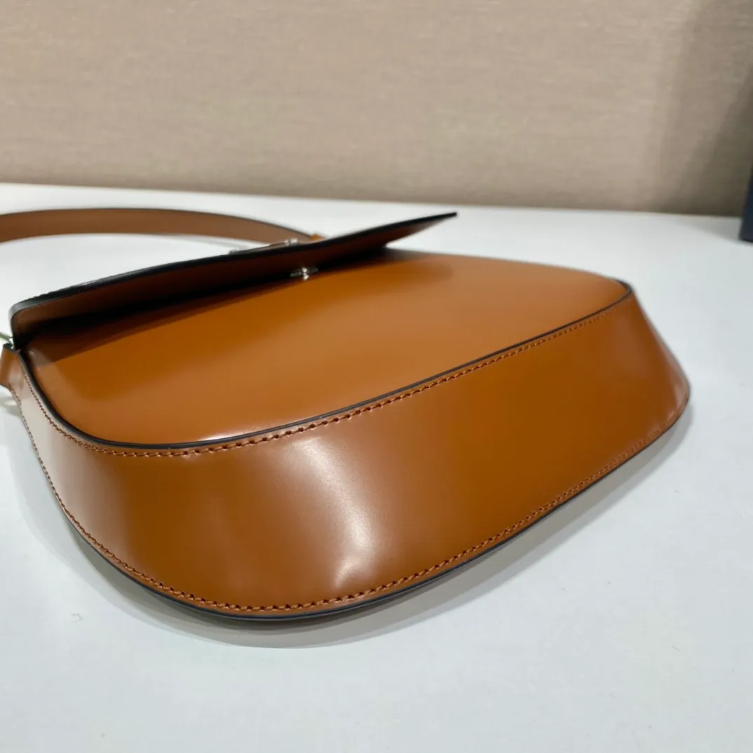 💰1120🎉 New armpit bag This year's popular flip-top second-hand armpit bag has always been very popular. The whole leather is delicate and smooth. The special-shaped bag design is cool and fashionable. The capacity is sufficient. It is light and can be packed. It is perfect without being outdated. The retro feel concave shape is another hot model for Internet celebrities. 🙊🙊 Style number: 1BD311, length 23x height 18x ​​bottom 4cm