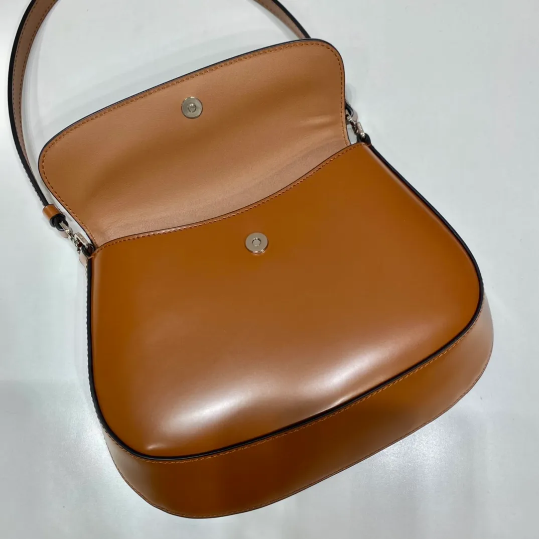 💰1120🎉 New armpit bag This year's popular flip-top second-hand armpit bag has always been very popular. The whole leather is delicate and smooth. The special-shaped bag design is cool and fashionable. The capacity is sufficient. It is light and can be packed. It is perfect without being outdated. The retro feel concave shape is another hot model for Internet celebrities. 🙊🙊 Style number: 1BD311, length 23x height 18x ​​bottom 4cm