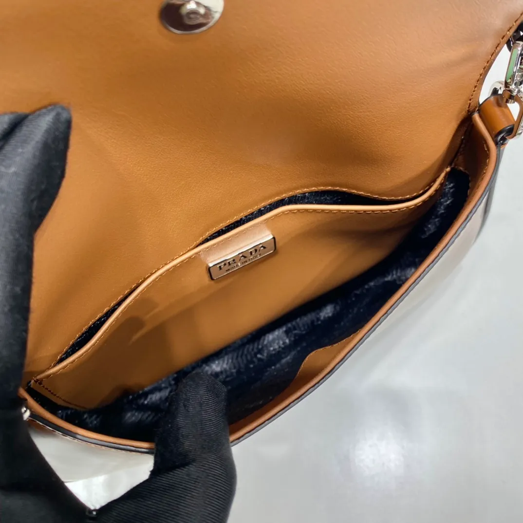 💰1120🎉 New armpit bag This year's popular flip-top second-hand armpit bag has always been very popular. The whole leather is delicate and smooth. The special-shaped bag design is cool and fashionable. The capacity is sufficient. It is light and can be packed. It is perfect without being outdated. The retro feel concave shape is another hot model for Internet celebrities. 🙊🙊 Style number: 1BD311, length 23x height 18x ​​bottom 4cm