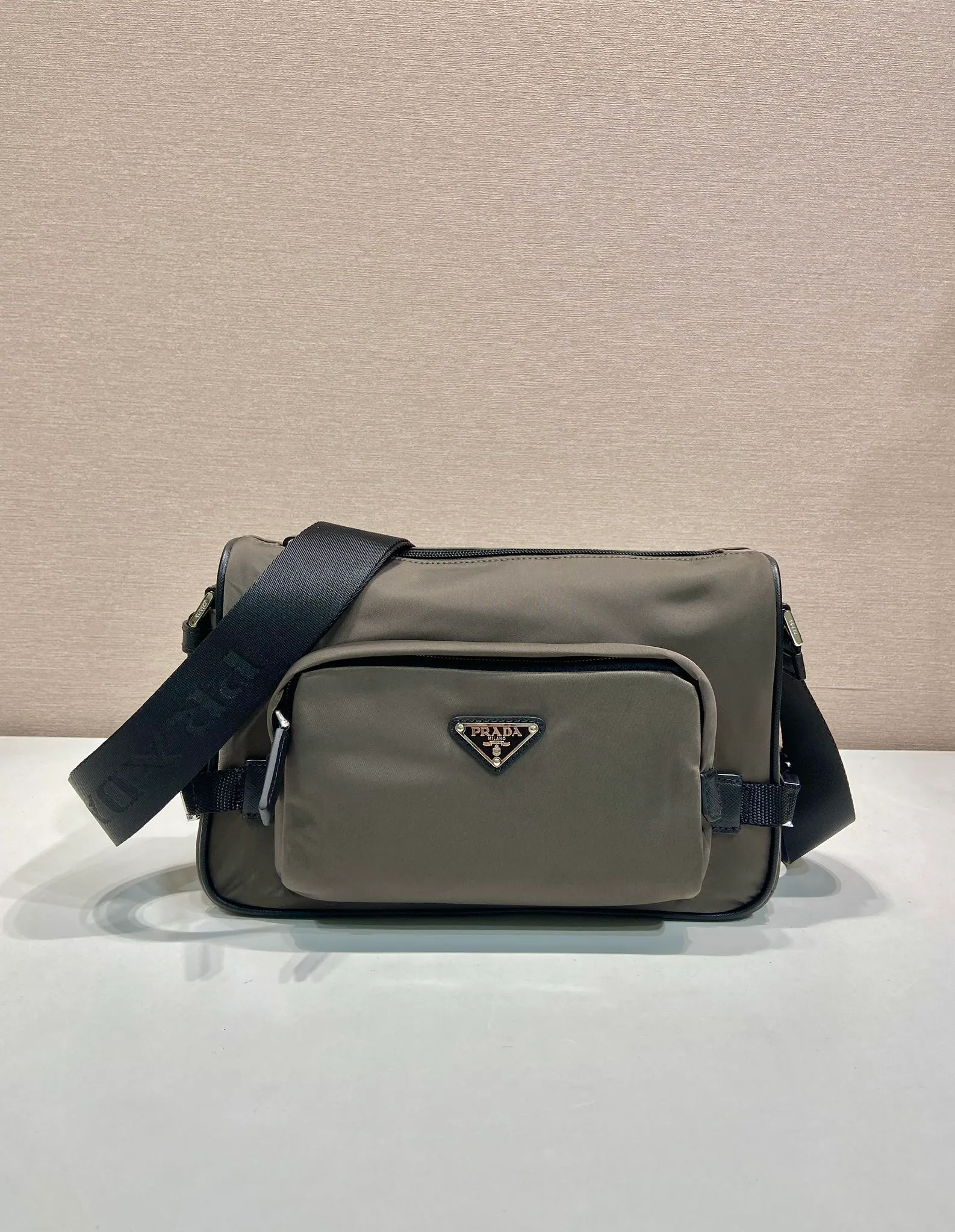 💰1040🎉New Messenger Bag🎉🎉2VH192 Small🎉🎉 The sporty functionality of this shoulder bag is defined by clean lines and practical, modern details. The body of the bag is made of innovative Re-Nylon regenerated nylon material, with Saffiano cow leather details, adding a unique and refined atmosphere. The versatile style combines iconic elements and is decorated with an enameled metal triangle logo. It has a large capacity and is a timeless hot style. Get it now🎉🎉 Length 28x Height 17.5x Bottom 10cm🎉🎉🎉💰💰💰