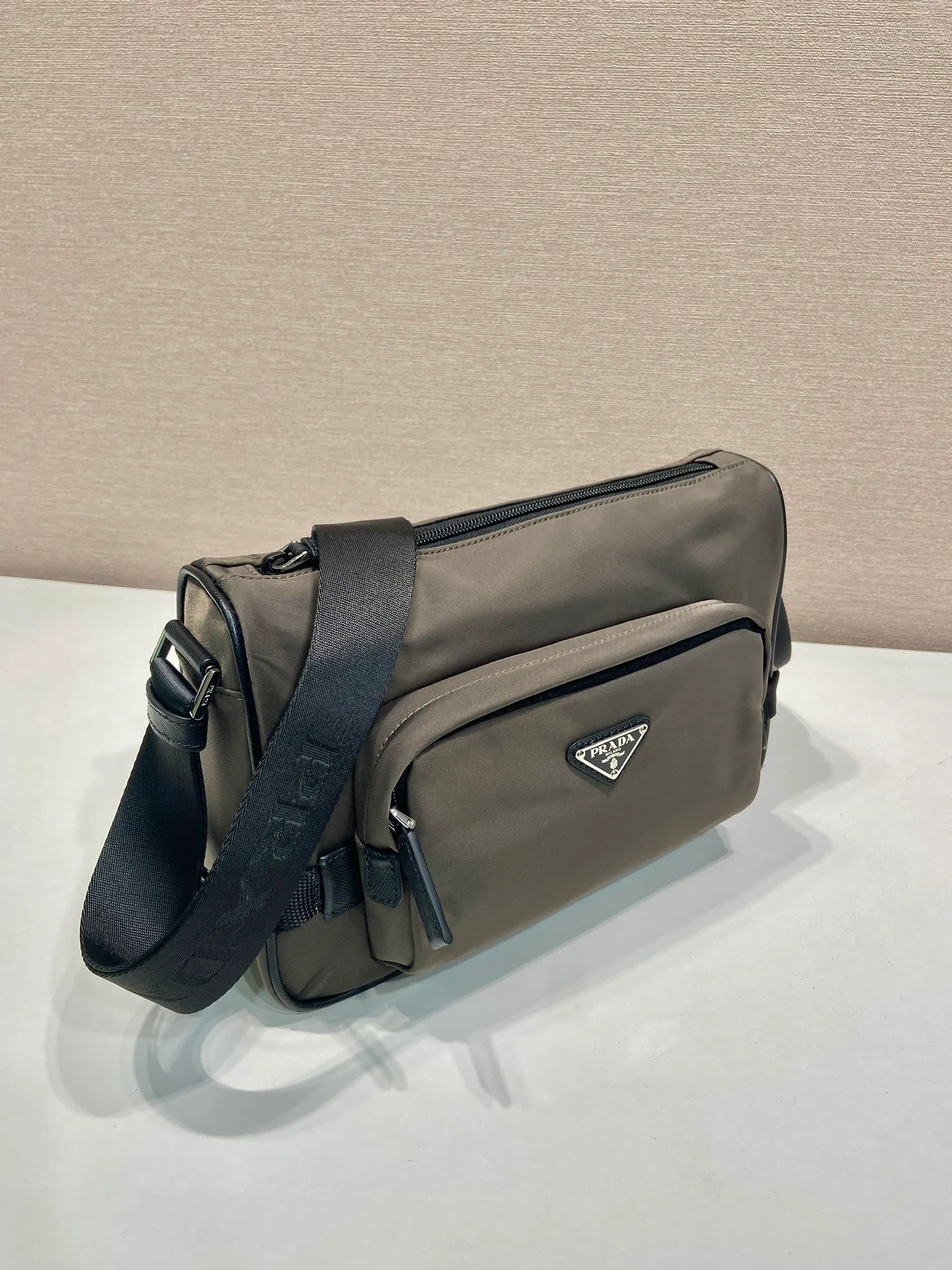 💰1040🎉New Messenger Bag🎉🎉2VH192 Small🎉🎉 The sporty functionality of this shoulder bag is defined by clean lines and practical, modern details. The body of the bag is made of innovative Re-Nylon regenerated nylon material, with Saffiano cow leather details, adding a unique and refined atmosphere. The versatile style combines iconic elements and is decorated with an enameled metal triangle logo. It has a large capacity and is a timeless hot style. Get it now🎉🎉 Length 28x Height 17.5x Bottom 10cm🎉🎉🎉💰💰💰