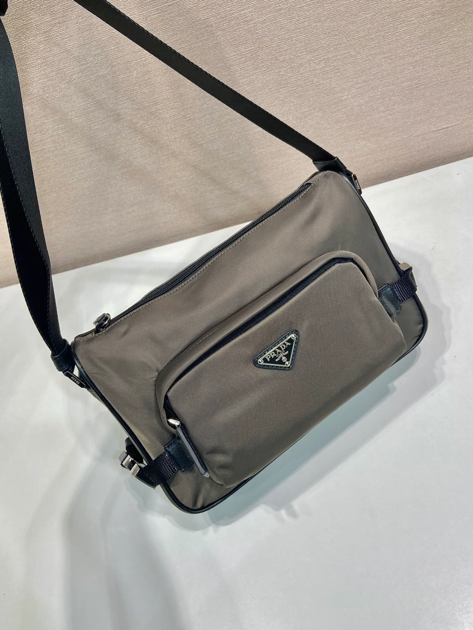 💰1040🎉New Messenger Bag🎉🎉2VH192 Small🎉🎉 The sporty functionality of this shoulder bag is defined by clean lines and practical, modern details. The body of the bag is made of innovative Re-Nylon regenerated nylon material, with Saffiano cow leather details, adding a unique and refined atmosphere. The versatile style combines iconic elements and is decorated with an enameled metal triangle logo. It has a large capacity and is a timeless hot style. Get it now🎉🎉 Length 28x Height 17.5x Bottom 10cm🎉🎉🎉💰💰💰