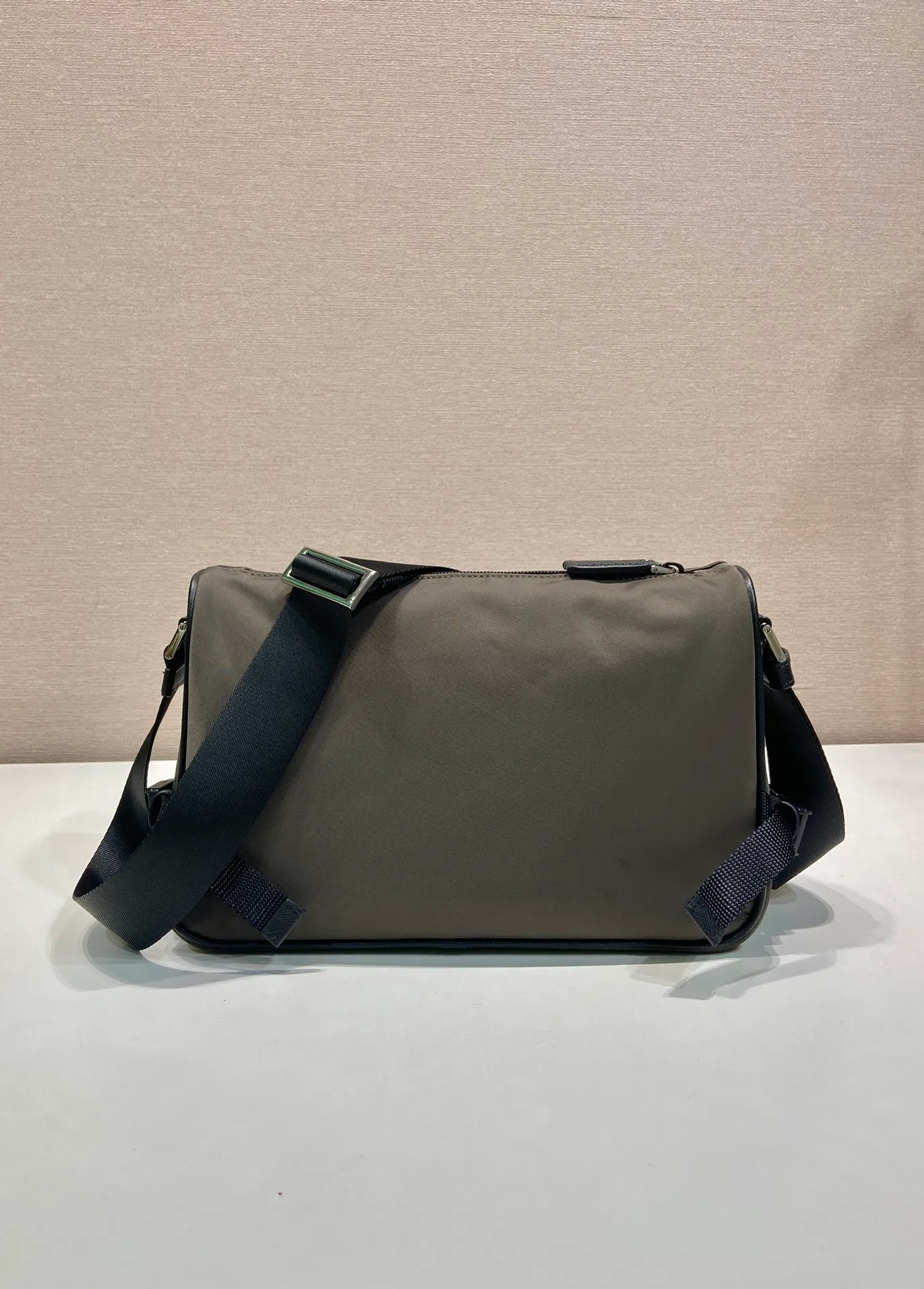 💰1040🎉New Messenger Bag🎉🎉2VH192 Small🎉🎉 The sporty functionality of this shoulder bag is defined by clean lines and practical, modern details. The body of the bag is made of innovative Re-Nylon regenerated nylon material, with Saffiano cow leather details, adding a unique and refined atmosphere. The versatile style combines iconic elements and is decorated with an enameled metal triangle logo. It has a large capacity and is a timeless hot style. Get it now🎉🎉 Length 28x Height 17.5x Bottom 10cm🎉🎉🎉💰💰💰