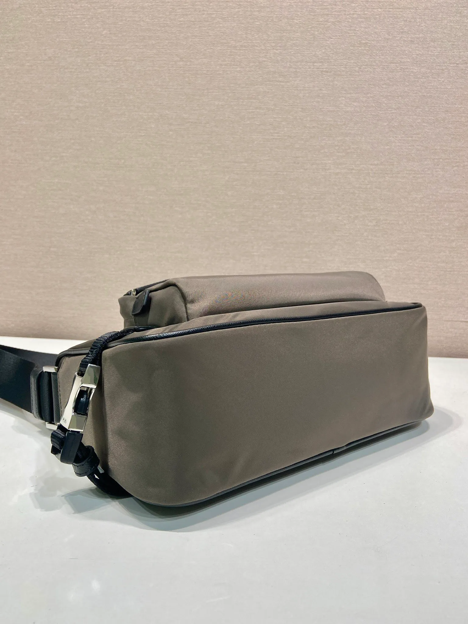 💰1040🎉New Messenger Bag🎉🎉2VH192 Small🎉🎉 The sporty functionality of this shoulder bag is defined by clean lines and practical, modern details. The body of the bag is made of innovative Re-Nylon regenerated nylon material, with Saffiano cow leather details, adding a unique and refined atmosphere. The versatile style combines iconic elements and is decorated with an enameled metal triangle logo. It has a large capacity and is a timeless hot style. Get it now🎉🎉 Length 28x Height 17.5x Bottom 10cm🎉🎉🎉💰💰💰