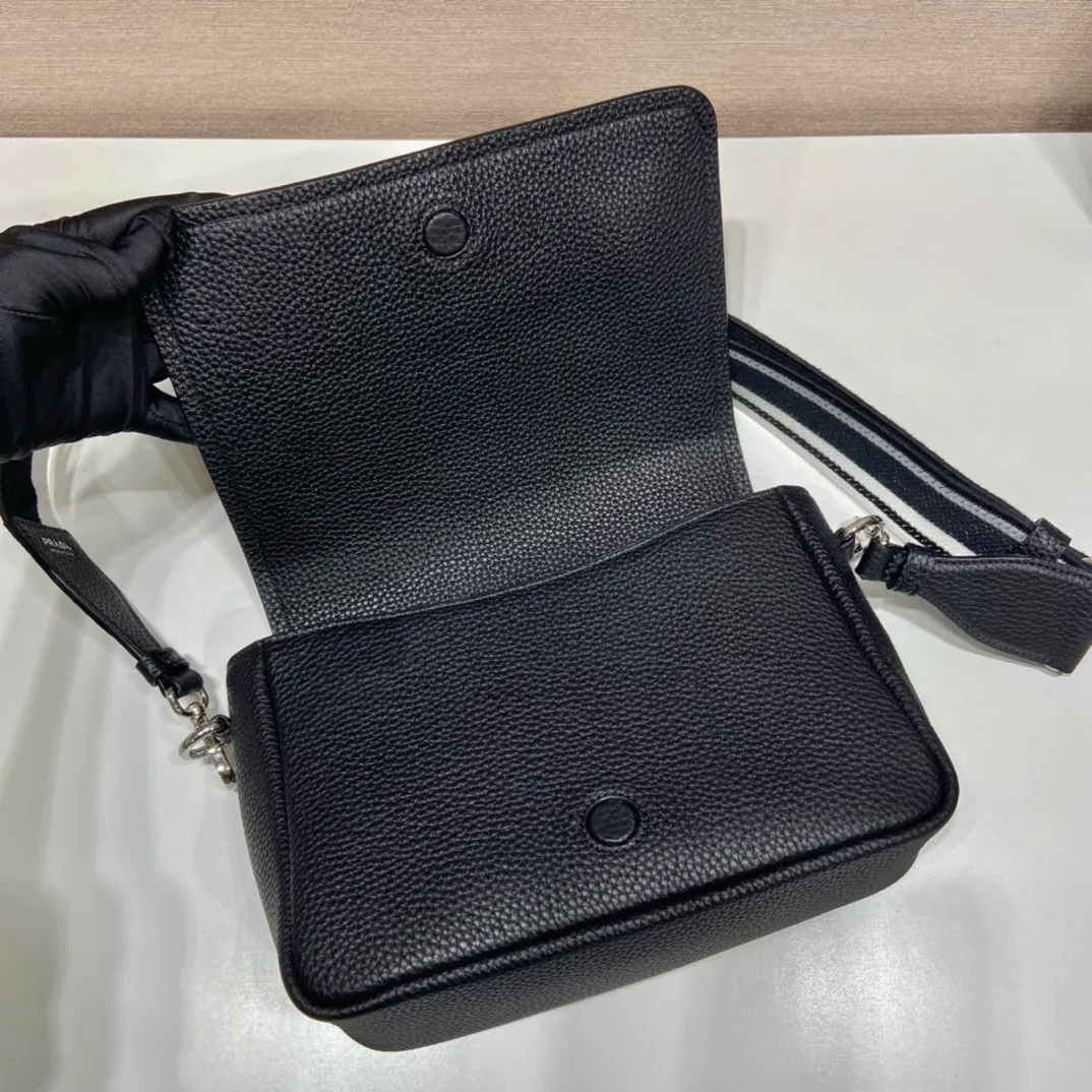 💰1800🎉New double shoulder straps🎉1BD314 double shoulder straps🎉 This double shoulder strap is made of imported deerskin grain cowhide and equipped with two interchangeable and adjustable long shoulder straps. The combination of fabric webbing and cowhide is perfect😘, versatile for mixing and matching different clothes on different occasions😘, large capacity, super soft feel🎉Hurry up and get it🎉 Length 23x height 18x ​​base 9cm🎉🎉🎉