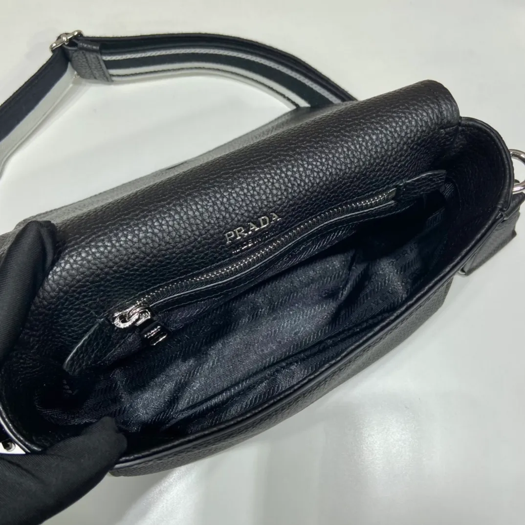 💰1800🎉New double shoulder straps🎉1BD314 double shoulder straps🎉 This double shoulder strap is made of imported deerskin grain cowhide and equipped with two interchangeable and adjustable long shoulder straps. The combination of fabric webbing and cowhide is perfect😘, versatile for mixing and matching different clothes on different occasions😘, large capacity, super soft feel🎉Hurry up and get it🎉 Length 23x height 18x ​​base 9cm🎉🎉🎉