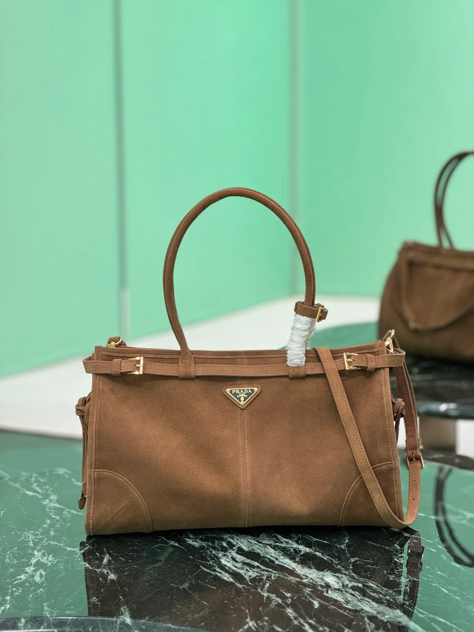 💰1700, SoftLux suede handbag. This hand-held crossbody bag is made of autumn and winter suede leather. It is equipped with a detachable and adjustable long shoulder strap, which is convenient for different occasions. The capacity is very large~ Dimensions: length 38×height 30×base 12cm. Style number: 1BA433