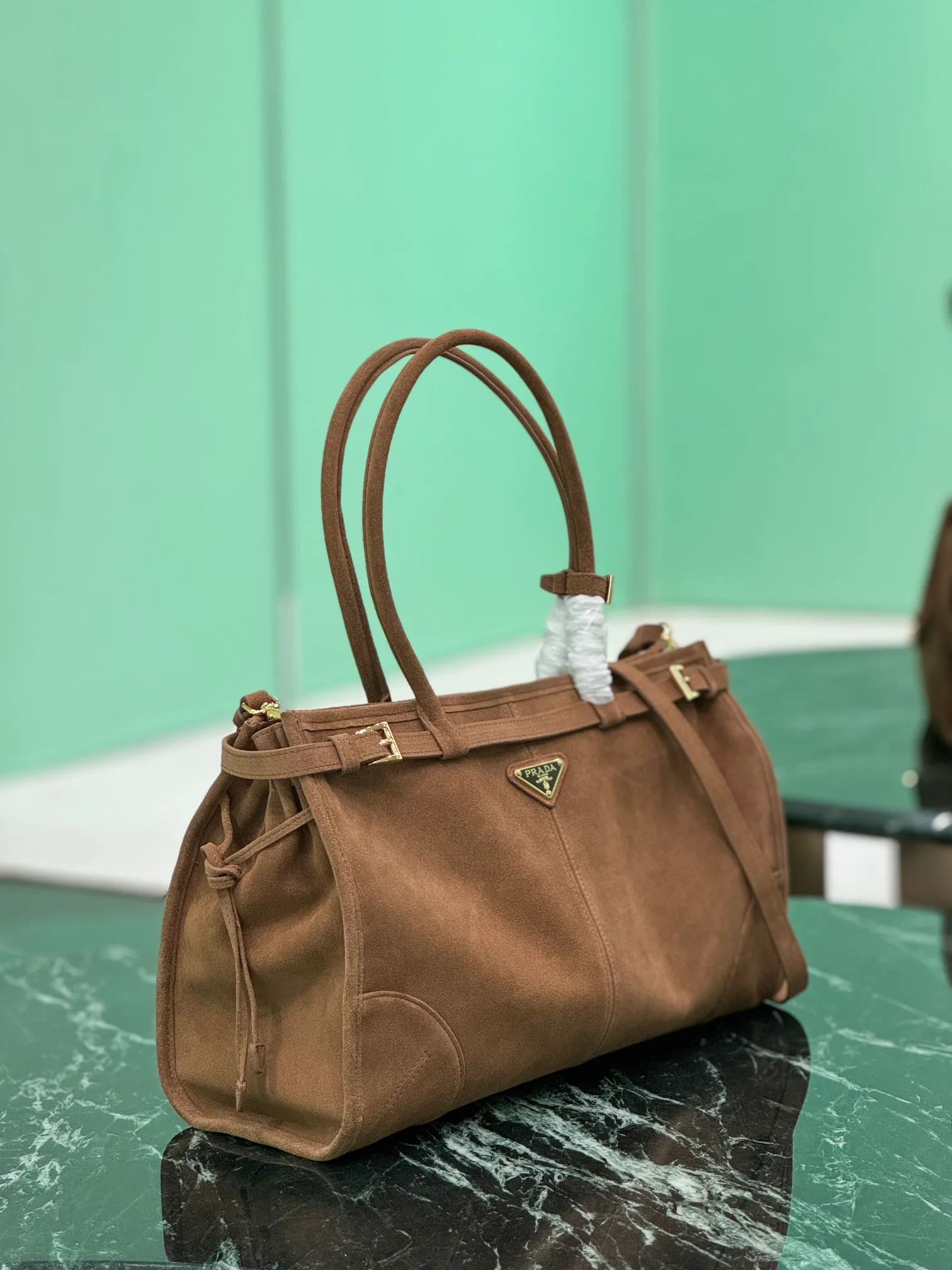💰1700, SoftLux suede handbag. This hand-held crossbody bag is made of autumn and winter suede leather. It is equipped with a detachable and adjustable long shoulder strap, which is convenient for different occasions. The capacity is very large~ Dimensions: length 38×height 30×base 12cm. Style number: 1BA433