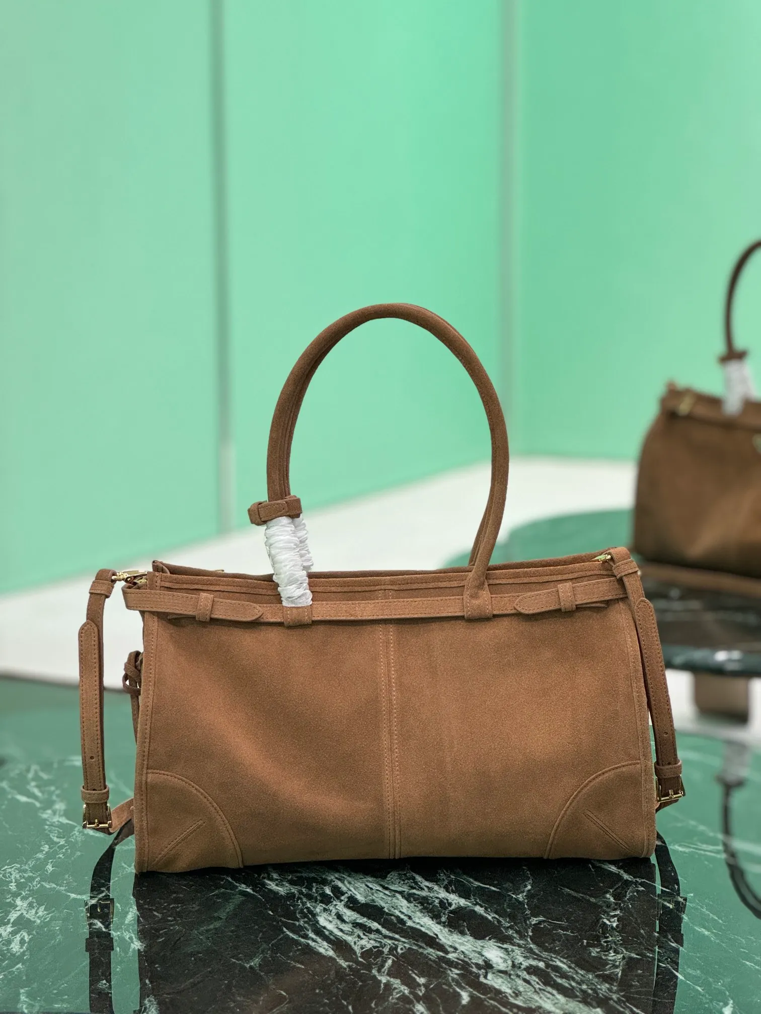 💰1700, SoftLux suede handbag. This hand-held crossbody bag is made of autumn and winter suede leather. It is equipped with a detachable and adjustable long shoulder strap, which is convenient for different occasions. The capacity is very large~ Dimensions: length 38×height 30×base 12cm. Style number: 1BA433