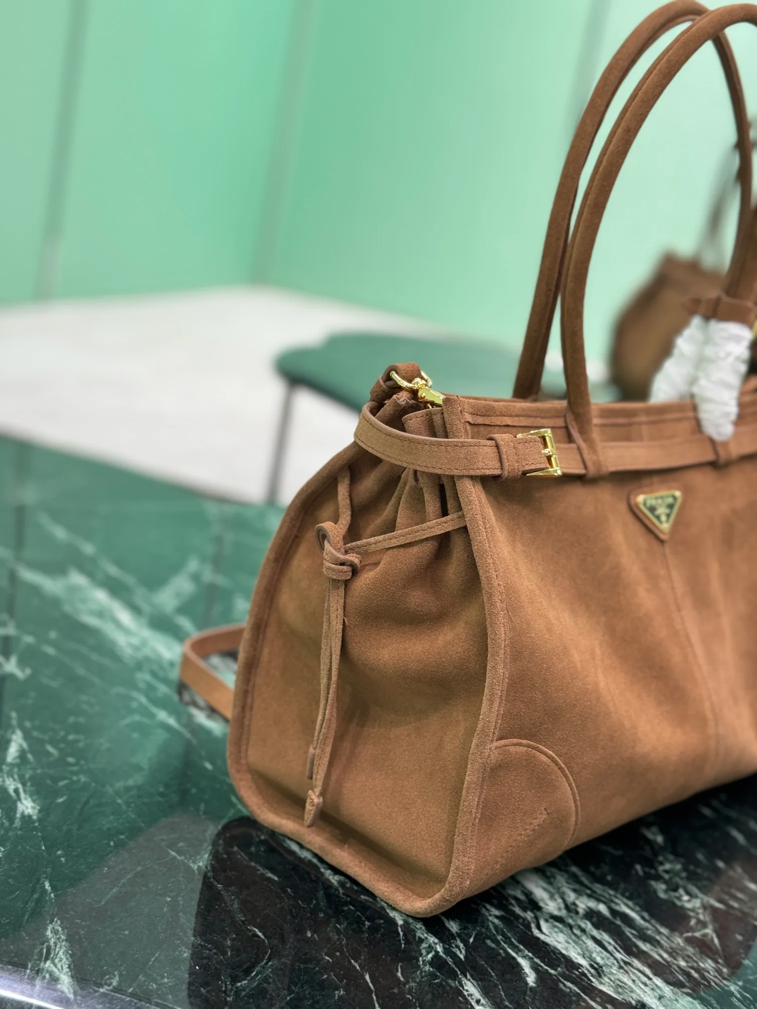 💰1700, SoftLux suede handbag. This hand-held crossbody bag is made of autumn and winter suede leather. It is equipped with a detachable and adjustable long shoulder strap, which is convenient for different occasions. The capacity is very large~ Dimensions: length 38×height 30×base 12cm. Style number: 1BA433