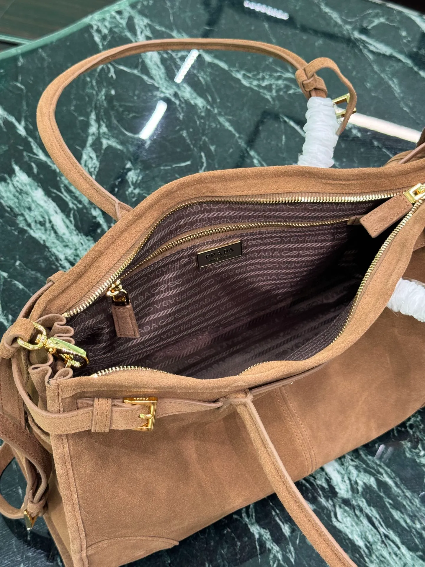 💰1700, SoftLux suede handbag. This hand-held crossbody bag is made of autumn and winter suede leather. It is equipped with a detachable and adjustable long shoulder strap, which is convenient for different occasions. The capacity is very large~ Dimensions: length 38×height 30×base 12cm. Style number: 1BA433