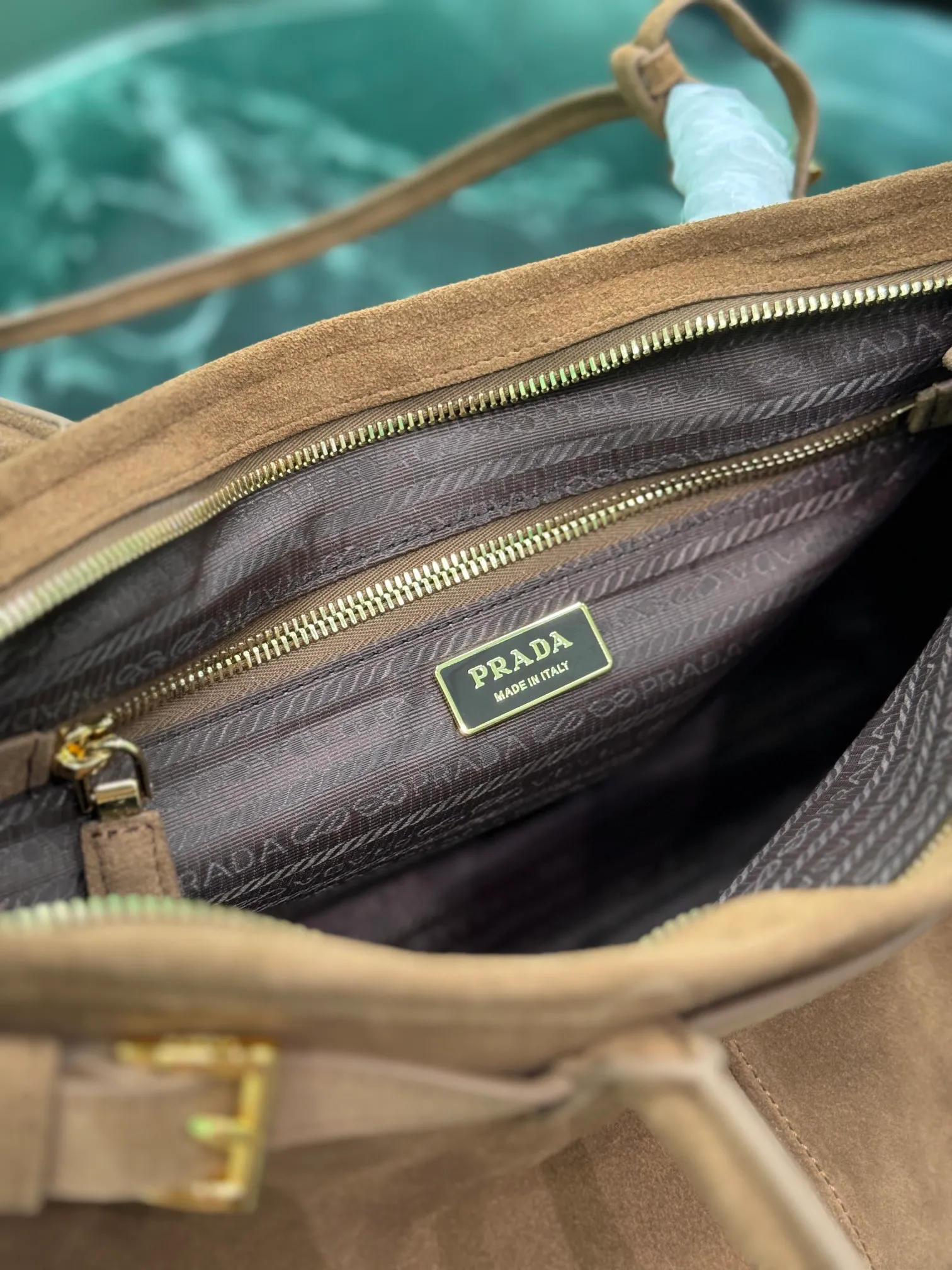 💰1700, SoftLux suede handbag. This hand-held crossbody bag is made of autumn and winter suede leather. It is equipped with a detachable and adjustable long shoulder strap, which is convenient for different occasions. The capacity is very large~ Dimensions: length 38×height 30×base 12cm. Style number: 1BA433