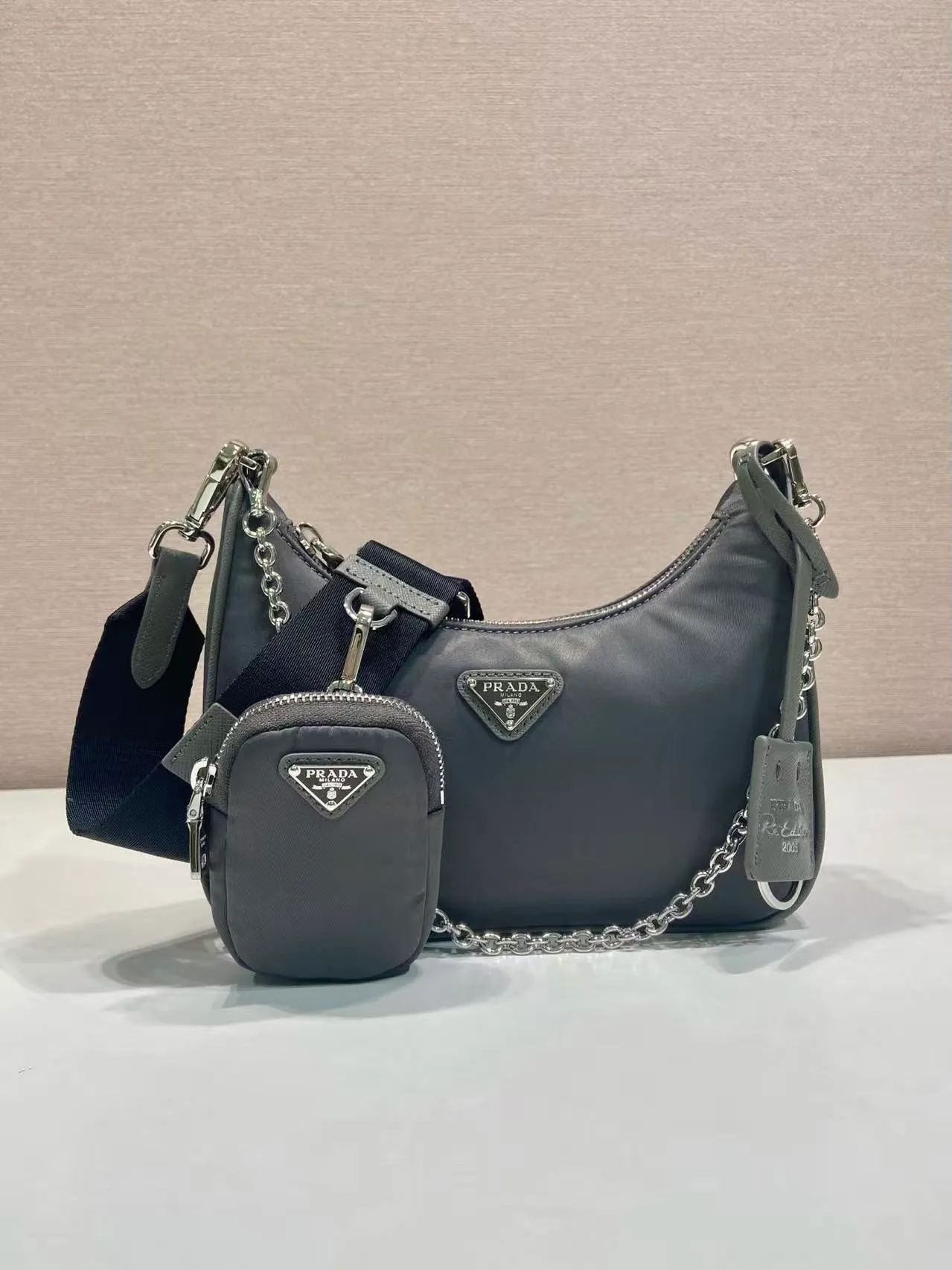💰1040🎉Hot-selling three-in-one🎉🎉New 1BH204 silver hardware, nylon Hobo hand/armpit bag😘😘Hobo, a group of Internet celebrity sisters who are crazy about planting and popular in the fashion circle, has a new model! 👏👏The design of this Hobo bag is great👍👍One bag with three uses😘😘waist bag/crossbody/single shoulder bag👍👍The handle is replaced by a gold chain, which makes the armpit bag more sexy. It also has a long shoulder strap. What I love most is that the shoulder strap also has a small pendant (small bag), which can also be hung on other bags and pants as accessories. 🙊🙊There is no problem in matching various clothes in normal times😘😘Babies, hurry up and get it, it’s so beautiful🙊🙊Dimensions: Length 22X Height 12x Bottom 6cm👏👏👏💰💰💰