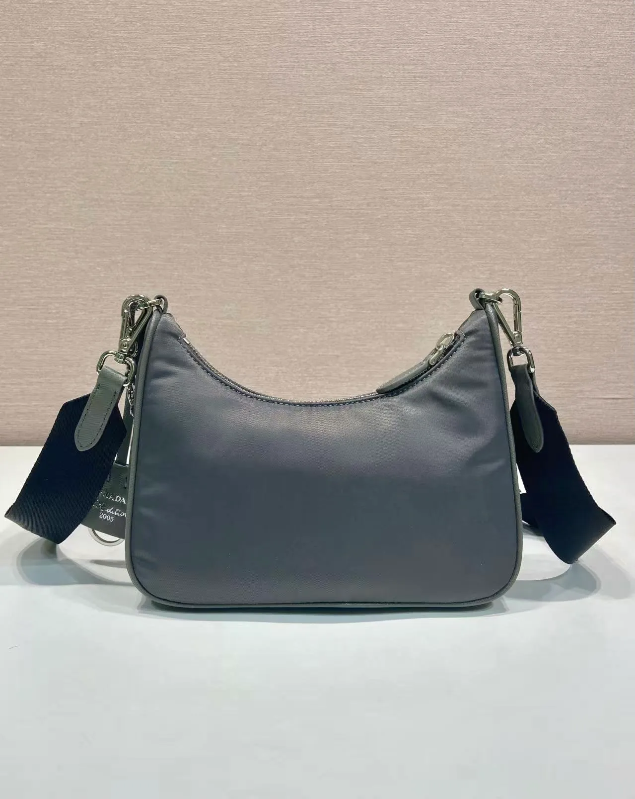 💰1040🎉Hot-selling three-in-one🎉🎉New 1BH204 silver hardware, nylon Hobo hand/armpit bag😘😘Hobo, a group of Internet celebrity sisters who are crazy about planting and popular in the fashion circle, has a new model! 👏👏The design of this Hobo bag is great👍👍One bag with three uses😘😘waist bag/crossbody/single shoulder bag👍👍The handle is replaced by a gold chain, which makes the armpit bag more sexy. It also has a long shoulder strap. What I love most is that the shoulder strap also has a small pendant (small bag), which can also be hung on other bags and pants as accessories. 🙊🙊There is no problem in matching various clothes in normal times😘😘Babies, hurry up and get it, it’s so beautiful🙊🙊Dimensions: Length 22X Height 12x Bottom 6cm👏👏👏💰💰💰