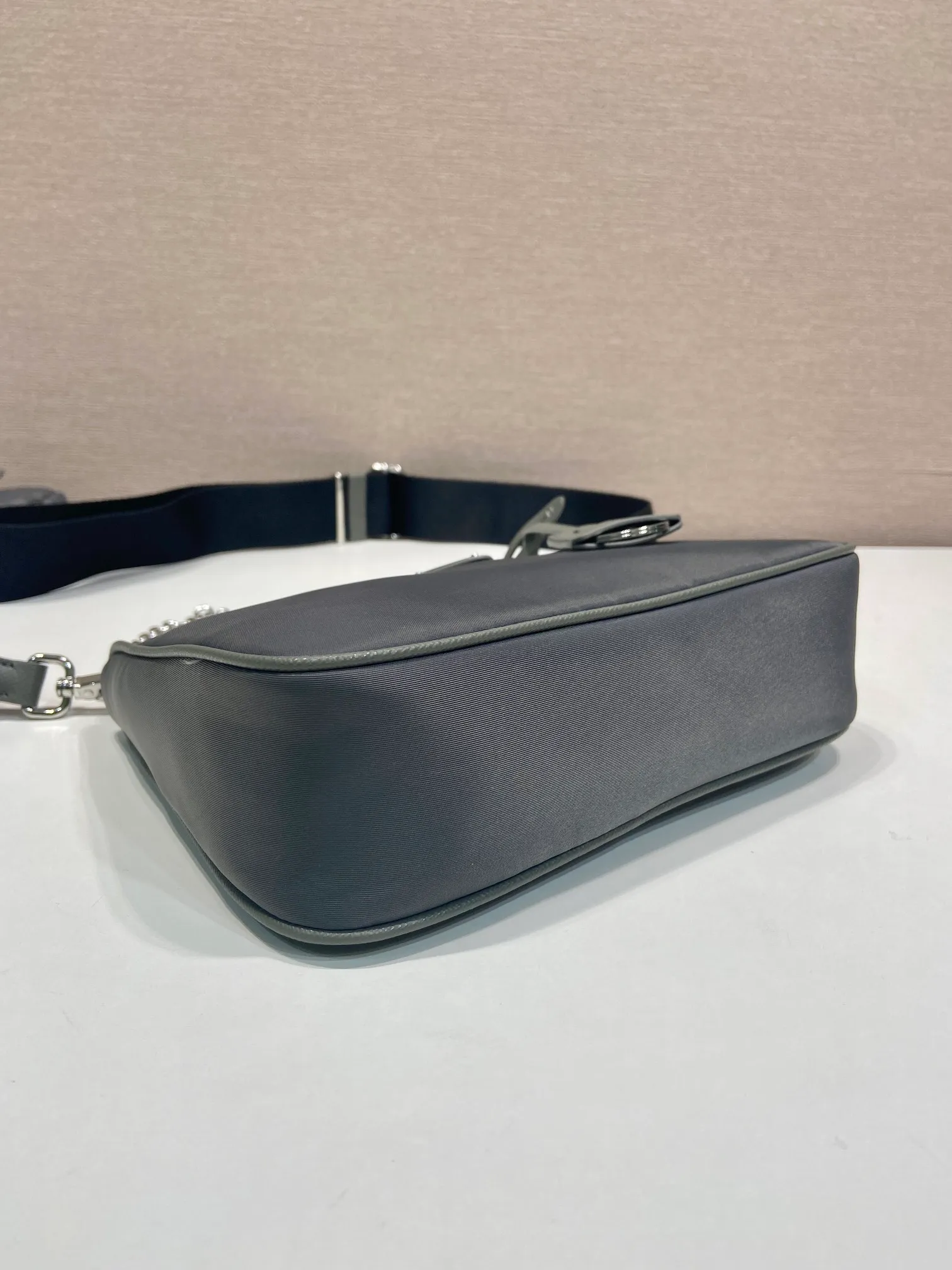 💰1040🎉Hot-selling three-in-one🎉🎉New 1BH204 silver hardware, nylon Hobo hand/armpit bag😘😘Hobo, a group of Internet celebrity sisters who are crazy about planting and popular in the fashion circle, has a new model! 👏👏The design of this Hobo bag is great👍👍One bag with three uses😘😘waist bag/crossbody/single shoulder bag👍👍The handle is replaced by a gold chain, which makes the armpit bag more sexy. It also has a long shoulder strap. What I love most is that the shoulder strap also has a small pendant (small bag), which can also be hung on other bags and pants as accessories. 🙊🙊There is no problem in matching various clothes in normal times😘😘Babies, hurry up and get it, it’s so beautiful🙊🙊Dimensions: Length 22X Height 12x Bottom 6cm👏👏👏💰💰💰
