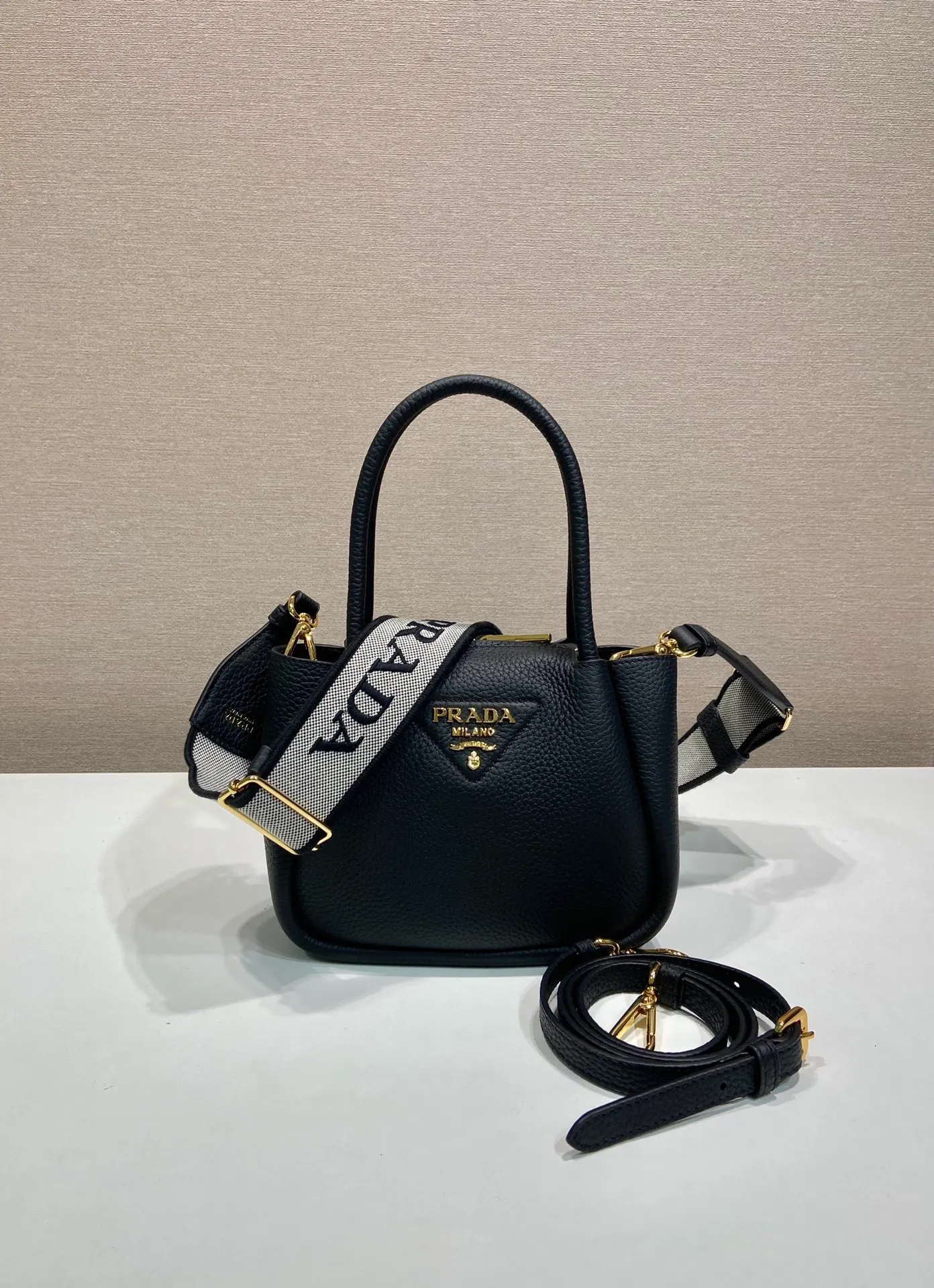 💰1760🎉New arrival🎉1BA362 mini size🎉🎉 This contemporary fine leather handbag displays natural texture and is designed with reverse stitching to create a soft and round shape. It is small in size and can be carried by hand. It is equipped with 2 interchangeable long shoulder straps, making it versatile and elegant. The upper body effect is nice and cute😘, babies, hurry up and get it🎉🎉 Length 19.5x height 18x ​​bottom 9cm🎉🎉🎉💰💰💰