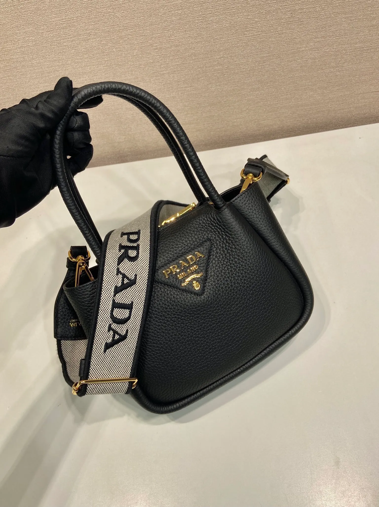 💰1760🎉New arrival🎉1BA362 mini size🎉🎉 This contemporary fine leather handbag displays natural texture and is designed with reverse stitching to create a soft and round shape. It is small in size and can be carried by hand. It is equipped with 2 interchangeable long shoulder straps, making it versatile and elegant. The upper body effect is nice and cute😘, babies, hurry up and get it🎉🎉 Length 19.5x height 18x ​​bottom 9cm🎉🎉🎉💰💰💰