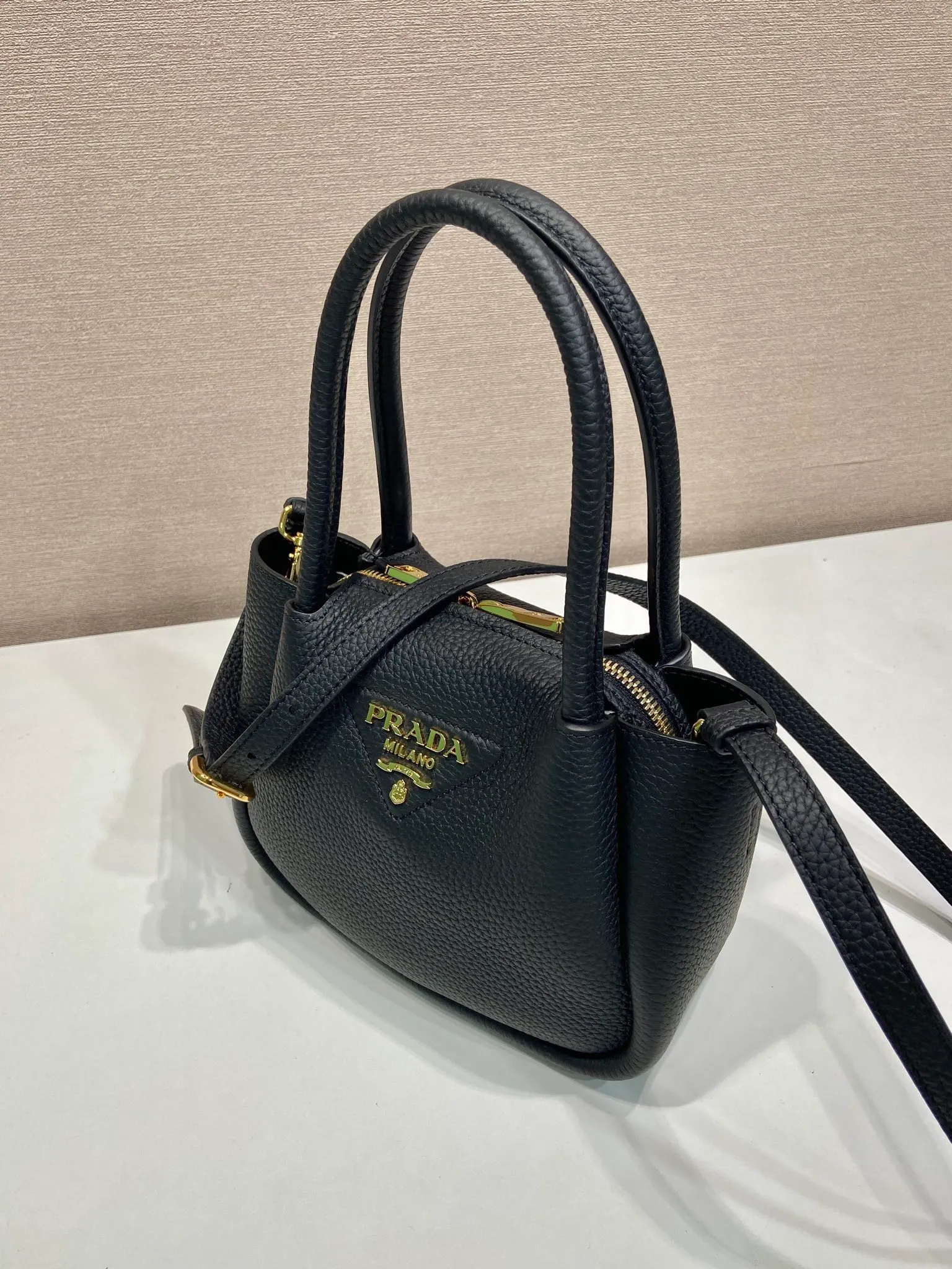 💰1760🎉New arrival🎉1BA362 mini size🎉🎉 This contemporary fine leather handbag displays natural texture and is designed with reverse stitching to create a soft and round shape. It is small in size and can be carried by hand. It is equipped with 2 interchangeable long shoulder straps, making it versatile and elegant. The upper body effect is nice and cute😘, babies, hurry up and get it🎉🎉 Length 19.5x height 18x ​​bottom 9cm🎉🎉🎉💰💰💰