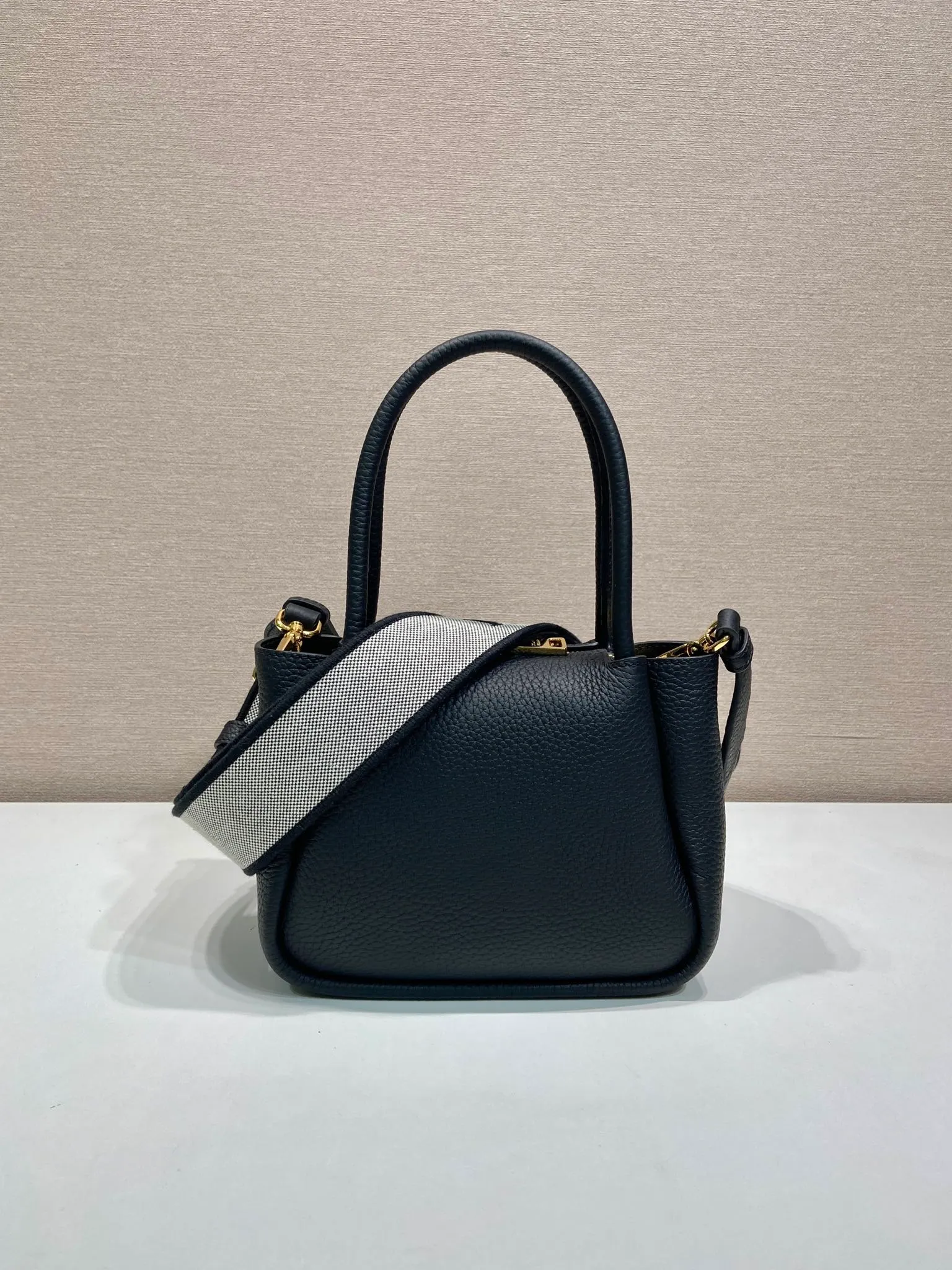💰1760🎉New arrival🎉1BA362 mini size🎉🎉 This contemporary fine leather handbag displays natural texture and is designed with reverse stitching to create a soft and round shape. It is small in size and can be carried by hand. It is equipped with 2 interchangeable long shoulder straps, making it versatile and elegant. The upper body effect is nice and cute😘, babies, hurry up and get it🎉🎉 Length 19.5x height 18x ​​bottom 9cm🎉🎉🎉💰💰💰