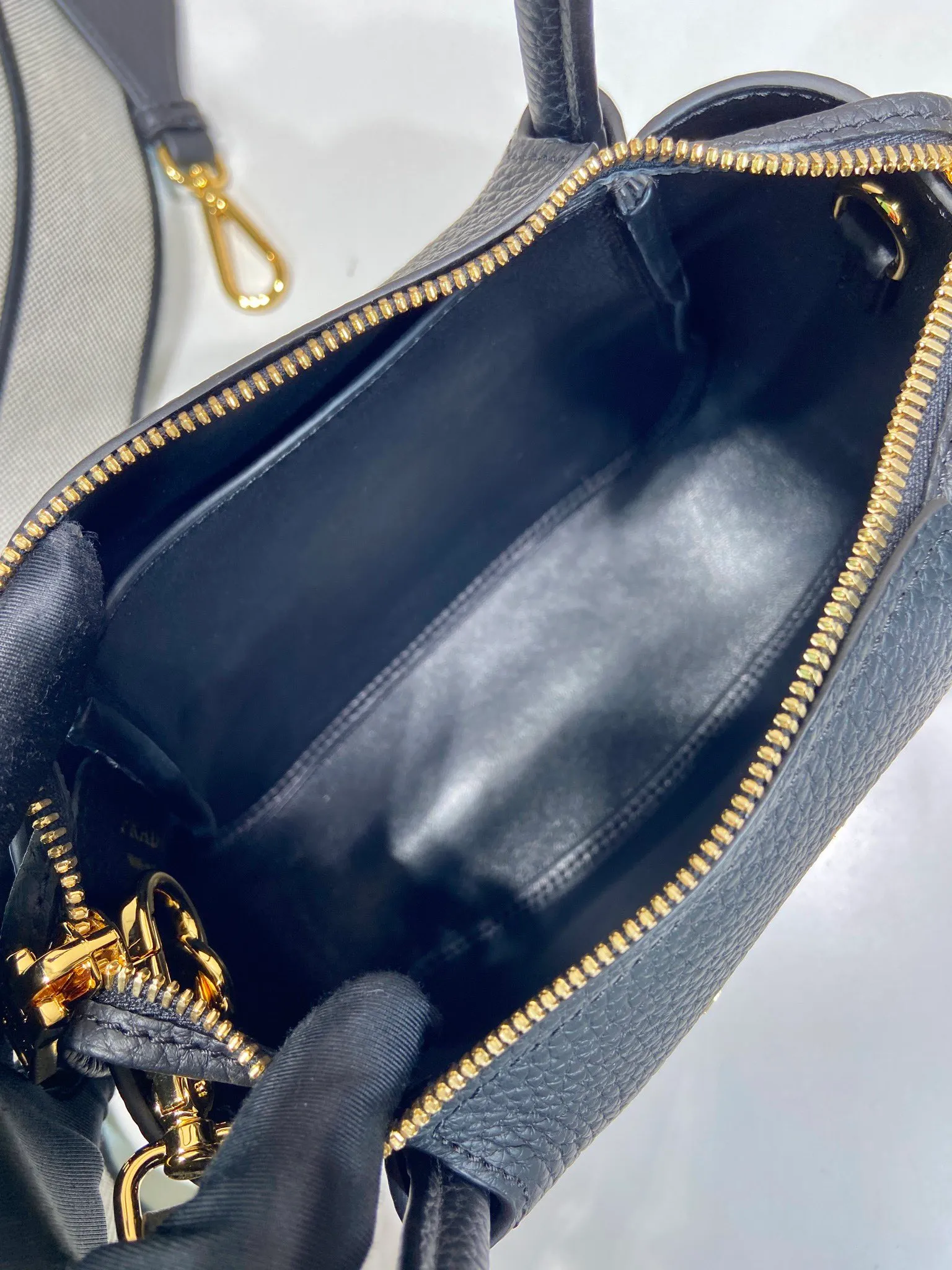 💰1760🎉New arrival🎉1BA362 mini size🎉🎉 This contemporary fine leather handbag displays natural texture and is designed with reverse stitching to create a soft and round shape. It is small in size and can be carried by hand. It is equipped with 2 interchangeable long shoulder straps, making it versatile and elegant. The upper body effect is nice and cute😘, babies, hurry up and get it🎉🎉 Length 19.5x height 18x ​​bottom 9cm🎉🎉🎉💰💰💰
