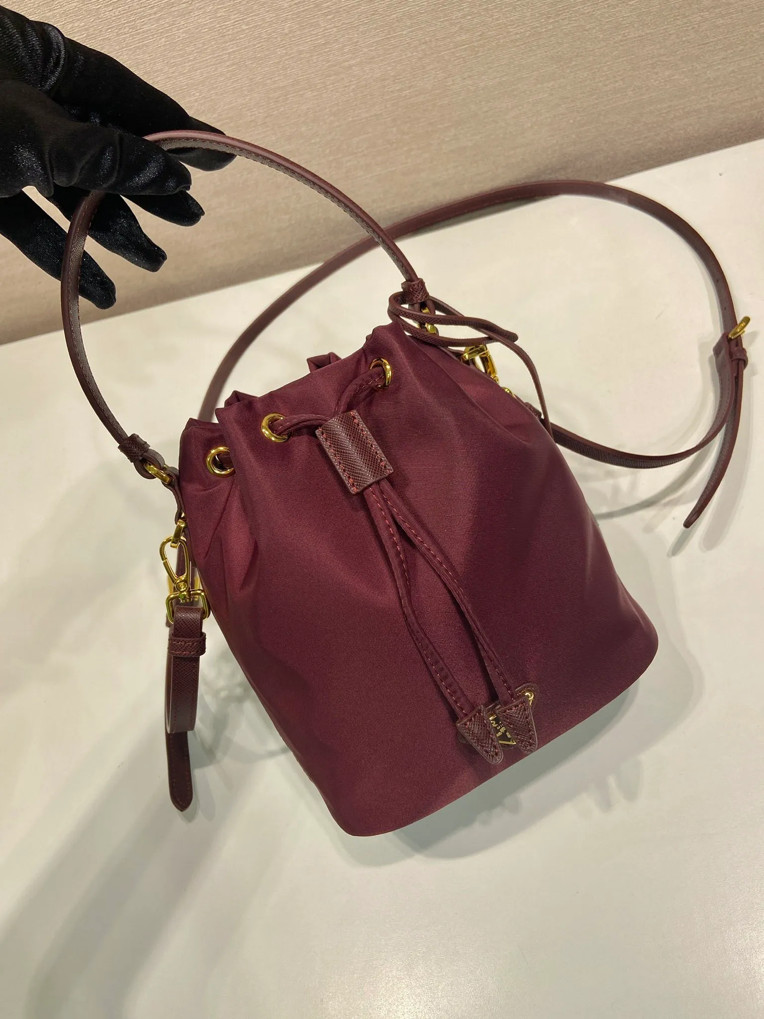 💰760🎉New bucket bag🎉1BE067 upgraded version🎉🎉 This bucket bag is made of imported nylon fabric and top-grade gold hardware, which carries the brand’s original and unique expression of extraordinary beauty. Comes with a detachable and adjustable long leather shoulder strap and leather keychain. Large capacity, light and practical🎉🎉Another popular style that will never go out of style🎉 Length 15.5x Height 19.5x Bottom 10cm