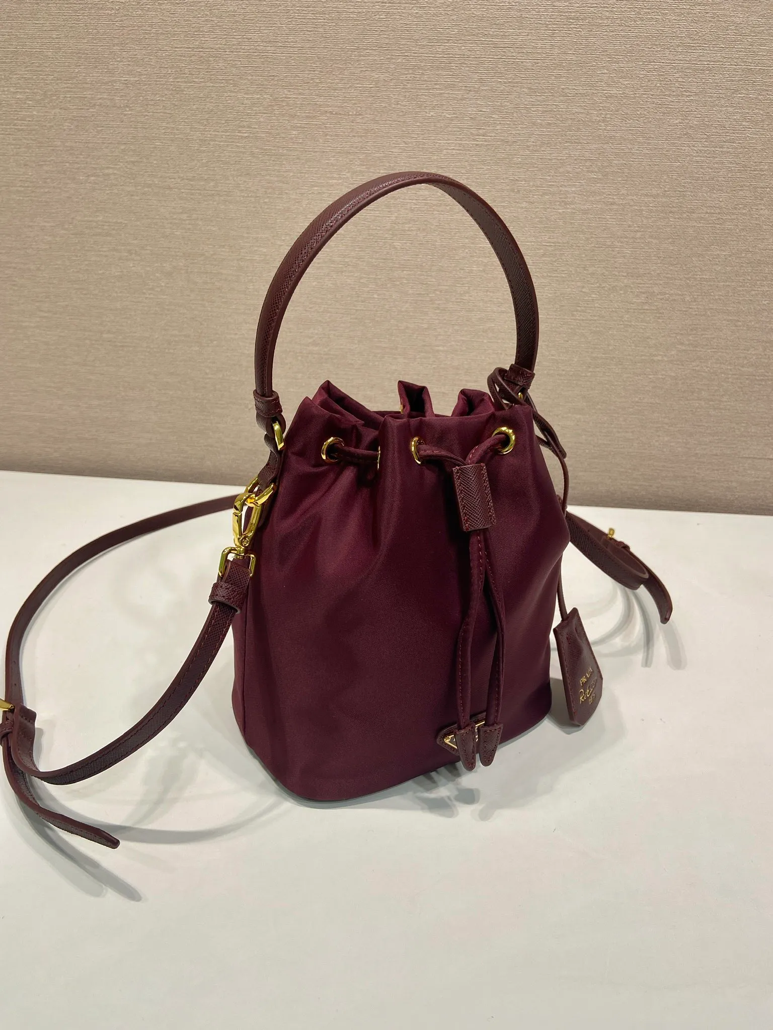 💰760🎉New bucket bag🎉1BE067 upgraded version🎉🎉 This bucket bag is made of imported nylon fabric and top-grade gold hardware, which carries the brand’s original and unique expression of extraordinary beauty. Comes with a detachable and adjustable long leather shoulder strap and leather keychain. Large capacity, light and practical🎉🎉Another popular style that will never go out of style🎉 Length 15.5x Height 19.5x Bottom 10cm