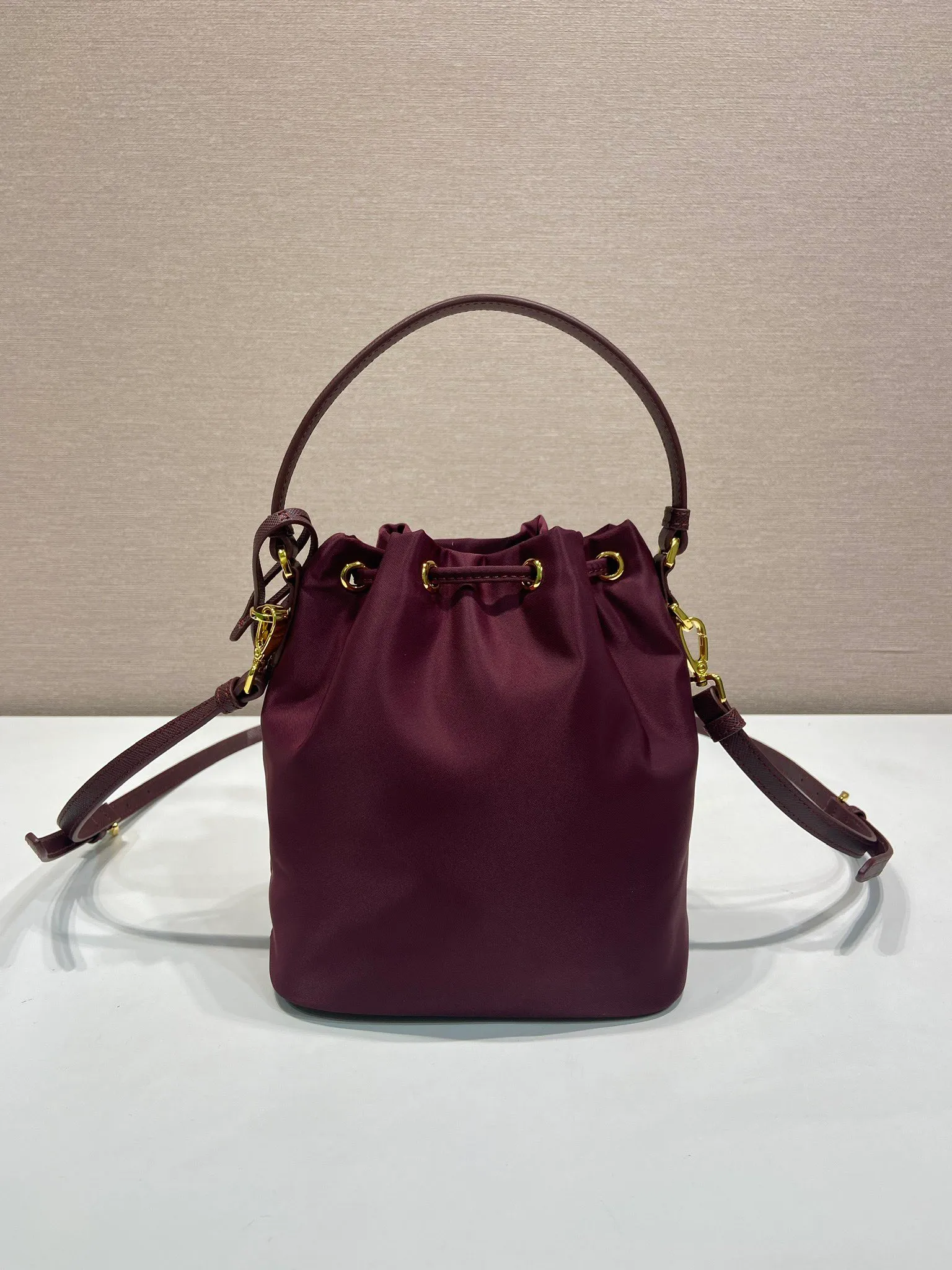 💰760🎉New bucket bag🎉1BE067 upgraded version🎉🎉 This bucket bag is made of imported nylon fabric and top-grade gold hardware, which carries the brand’s original and unique expression of extraordinary beauty. Comes with a detachable and adjustable long leather shoulder strap and leather keychain. Large capacity, light and practical🎉🎉Another popular style that will never go out of style🎉 Length 15.5x Height 19.5x Bottom 10cm