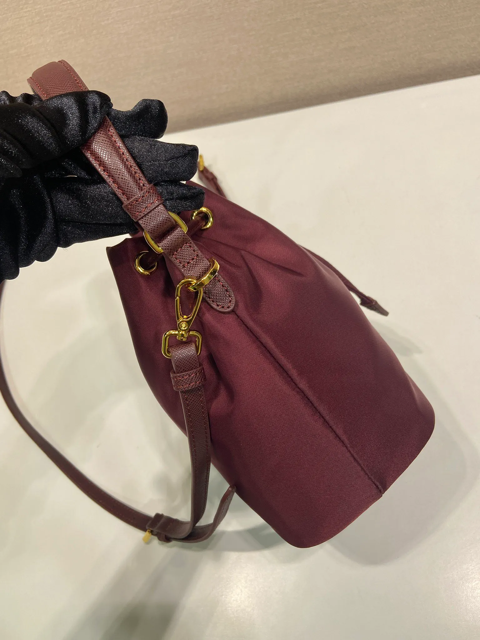 💰760🎉New bucket bag🎉1BE067 upgraded version🎉🎉 This bucket bag is made of imported nylon fabric and top-grade gold hardware, which carries the brand’s original and unique expression of extraordinary beauty. Comes with a detachable and adjustable long leather shoulder strap and leather keychain. Large capacity, light and practical🎉🎉Another popular style that will never go out of style🎉 Length 15.5x Height 19.5x Bottom 10cm