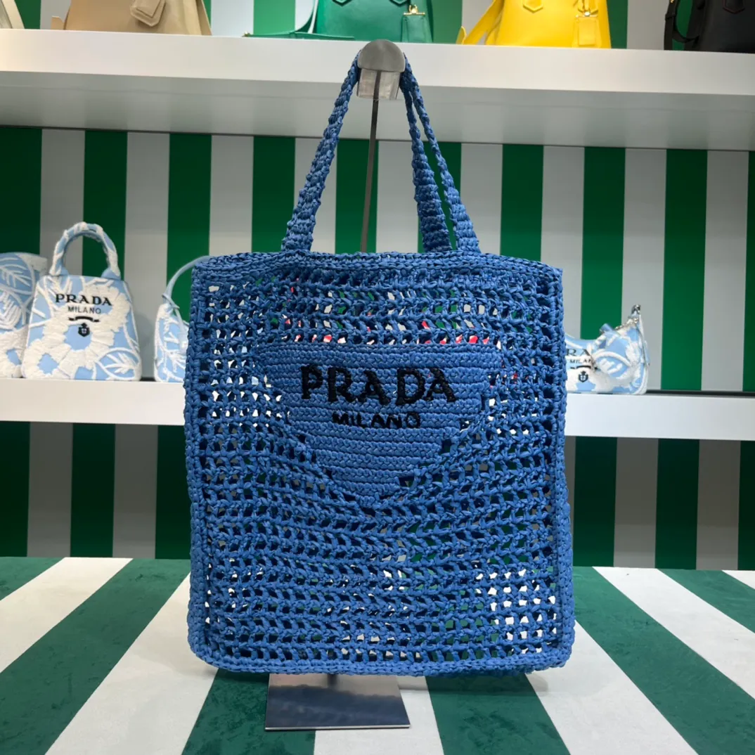 💰1160 Raffia Upgraded Version/Blue🦋 𝗣𝗿'𝗮𝗱𝗮Raffia Fiber Tote Bag Made of high-quality imported raffia🌿 Purely handmade! Every craftsman makes it with care and crochets it stitch by stitch! How can summer outings, picnics, and photo shoots be complete without a beautiful, lightweight and chic straw bag? 393 Size: 36×4×38cm