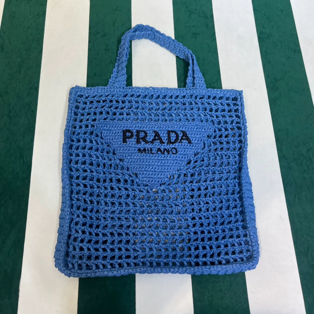 💰1160 Raffia Upgraded Version/Blue🦋 𝗣𝗿'𝗮𝗱𝗮Raffia Fiber Tote Bag Made of high-quality imported raffia🌿 Purely handmade! Every craftsman makes it with care and crochets it stitch by stitch! How can summer outings, picnics, and photo shoots be complete without a beautiful, lightweight and chic straw bag? 393 Size: 36×4×38cm