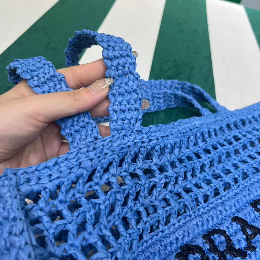 💰1160 Raffia Upgraded Version/Blue🦋 𝗣𝗿'𝗮𝗱𝗮Raffia Fiber Tote Bag Made of high-quality imported raffia🌿 Purely handmade! Every craftsman makes it with care and crochets it stitch by stitch! How can summer outings, picnics, and photo shoots be complete without a beautiful, lightweight and chic straw bag? 393 Size: 36×4×38cm