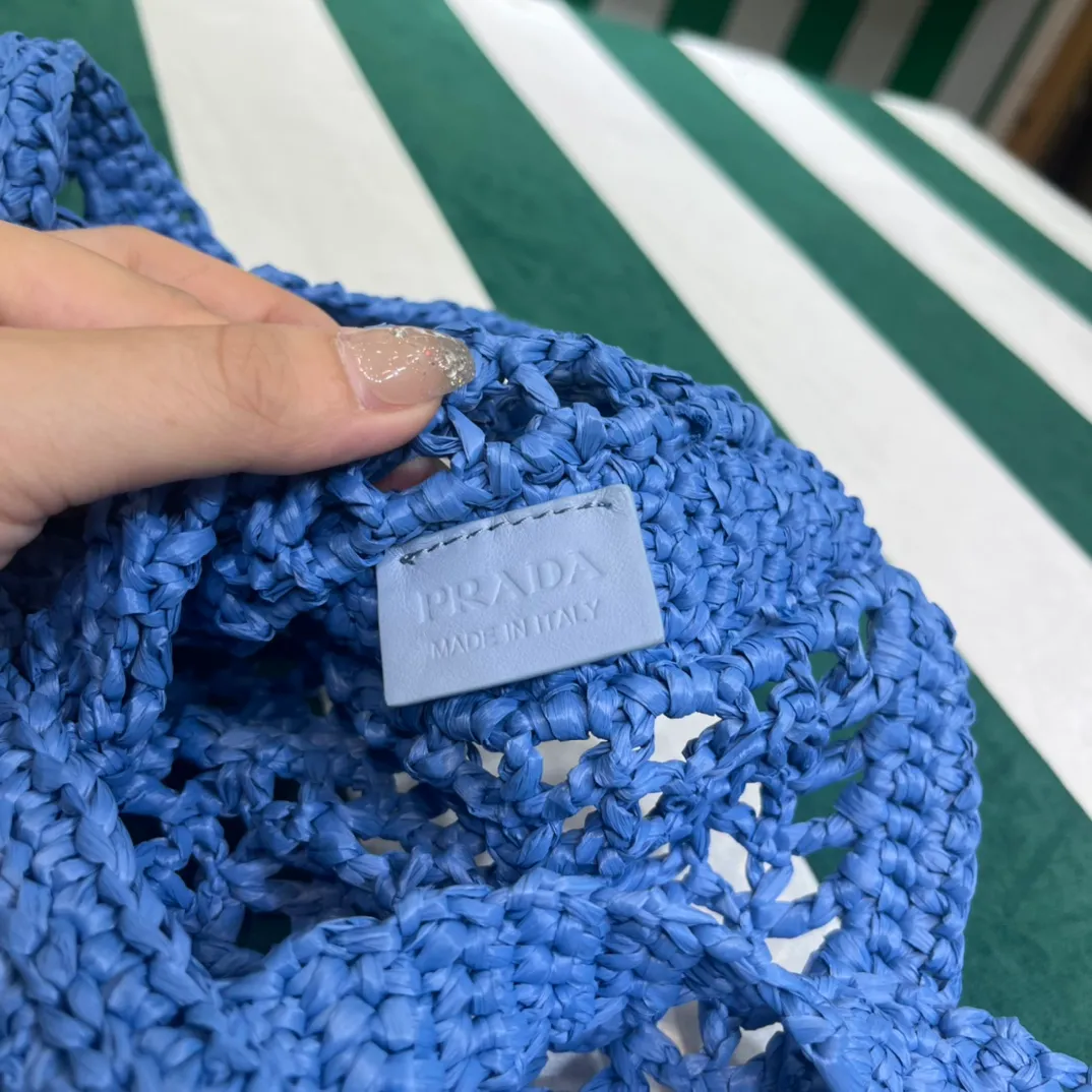 💰1160 Raffia Upgraded Version/Blue🦋 𝗣𝗿'𝗮𝗱𝗮Raffia Fiber Tote Bag Made of high-quality imported raffia🌿 Purely handmade! Every craftsman makes it with care and crochets it stitch by stitch! How can summer outings, picnics, and photo shoots be complete without a beautiful, lightweight and chic straw bag? 393 Size: 36×4×38cm