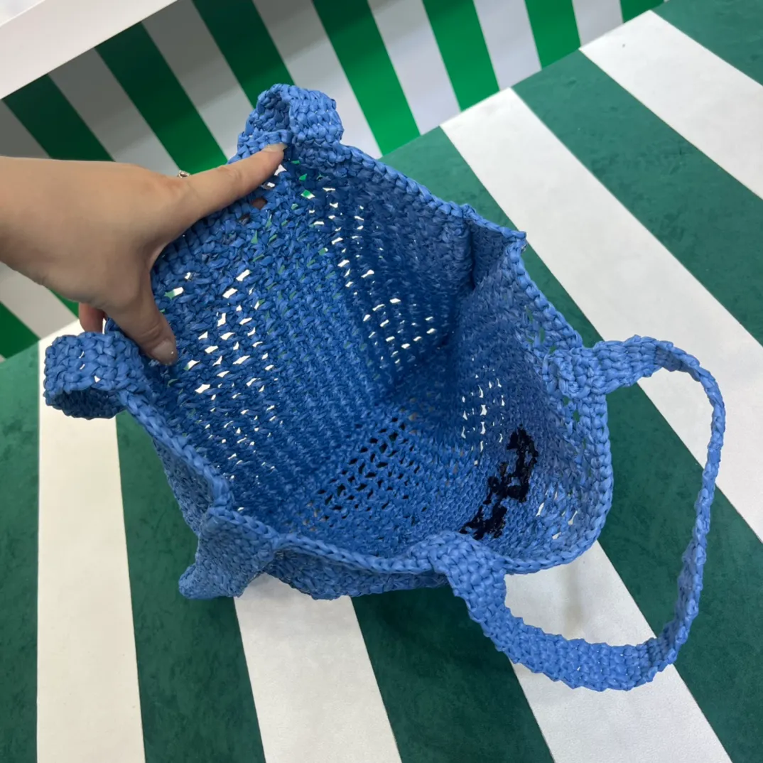 💰1160 Raffia Upgraded Version/Blue🦋 𝗣𝗿'𝗮𝗱𝗮Raffia Fiber Tote Bag Made of high-quality imported raffia🌿 Purely handmade! Every craftsman makes it with care and crochets it stitch by stitch! How can summer outings, picnics, and photo shoots be complete without a beautiful, lightweight and chic straw bag? 393 Size: 36×4×38cm