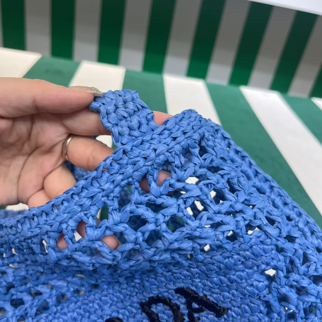 💰1160 Raffia Upgraded Version/Blue🦋 𝗣𝗿'𝗮𝗱𝗮Raffia Fiber Tote Bag Made of high-quality imported raffia🌿 Purely handmade! Every craftsman makes it with care and crochets it stitch by stitch! How can summer outings, picnics, and photo shoots be complete without a beautiful, lightweight and chic straw bag? 393 Size: 36×4×38cm