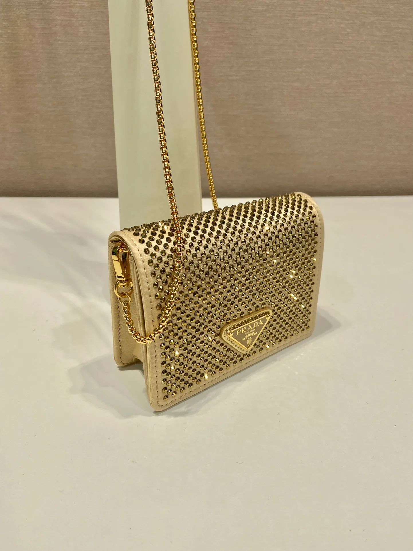 💰760🎉Necklace crystal pouch🎉1MR024 new color🎉🎉 This Duchesse fabric card holder is decorated with imitation crystals throughout, creating a light and shadow style and iridescent colors on the surface, highlighting a gorgeous yet functional design. My favorite is this detachable and adjustable iron shoulder strap, which can be used as a waist bag decoration😍😍 or as a necklace decoration with clothes. The triangle mark in the middle can be adjusted, giving the item a variety of ways to wear it. The space can be used to hold lipstick 💄/earphones/keys🚗....it bling bling under the night light, so beautiful. Worth buying 🎉🎉 Length 11.5x Height 8cm
