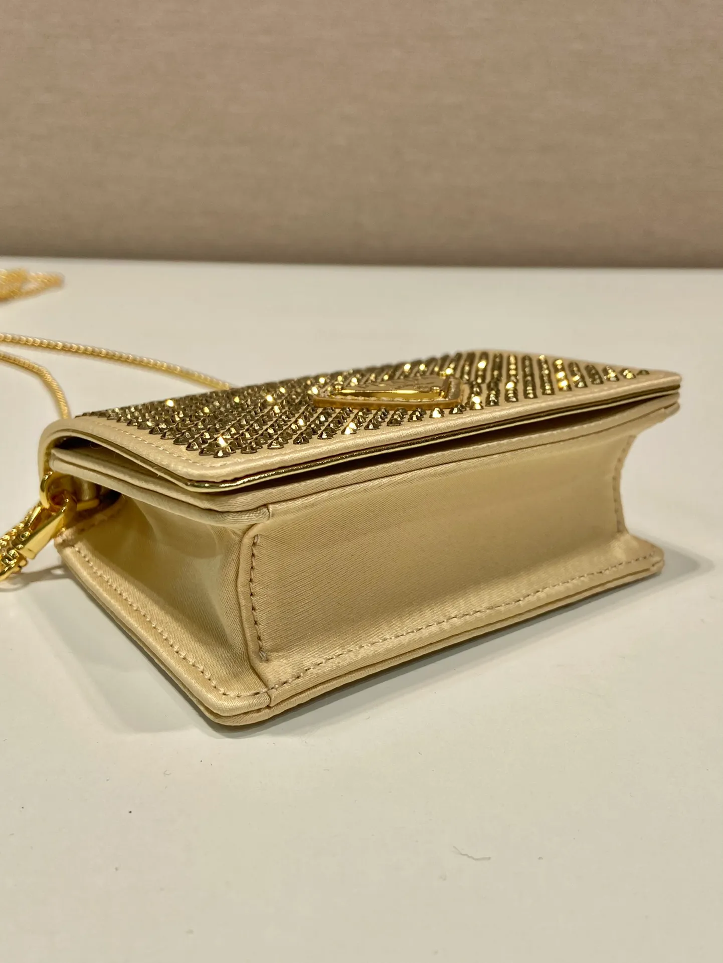 💰760🎉Necklace crystal pouch🎉1MR024 new color🎉🎉 This Duchesse fabric card holder is decorated with imitation crystals throughout, creating a light and shadow style and iridescent colors on the surface, highlighting a gorgeous yet functional design. My favorite is this detachable and adjustable iron shoulder strap, which can be used as a waist bag decoration😍😍 or as a necklace decoration with clothes. The triangle mark in the middle can be adjusted, giving the item a variety of ways to wear it. The space can be used to hold lipstick 💄/earphones/keys🚗....it bling bling under the night light, so beautiful. Worth buying 🎉🎉 Length 11.5x Height 8cm