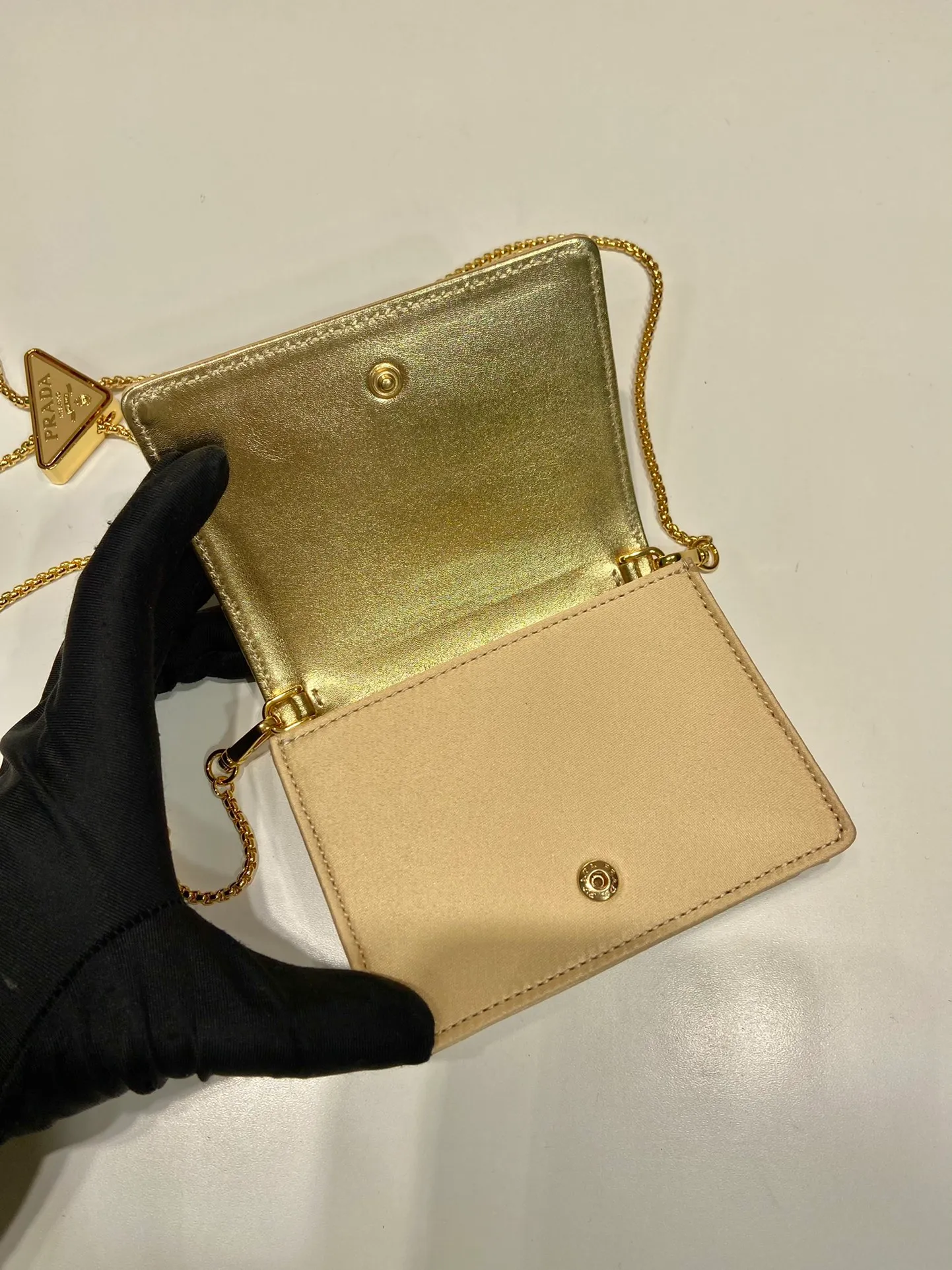 💰760🎉Necklace crystal pouch🎉1MR024 new color🎉🎉 This Duchesse fabric card holder is decorated with imitation crystals throughout, creating a light and shadow style and iridescent colors on the surface, highlighting a gorgeous yet functional design. My favorite is this detachable and adjustable iron shoulder strap, which can be used as a waist bag decoration😍😍 or as a necklace decoration with clothes. The triangle mark in the middle can be adjusted, giving the item a variety of ways to wear it. The space can be used to hold lipstick 💄/earphones/keys🚗....it bling bling under the night light, so beautiful. Worth buying 🎉🎉 Length 11.5x Height 8cm