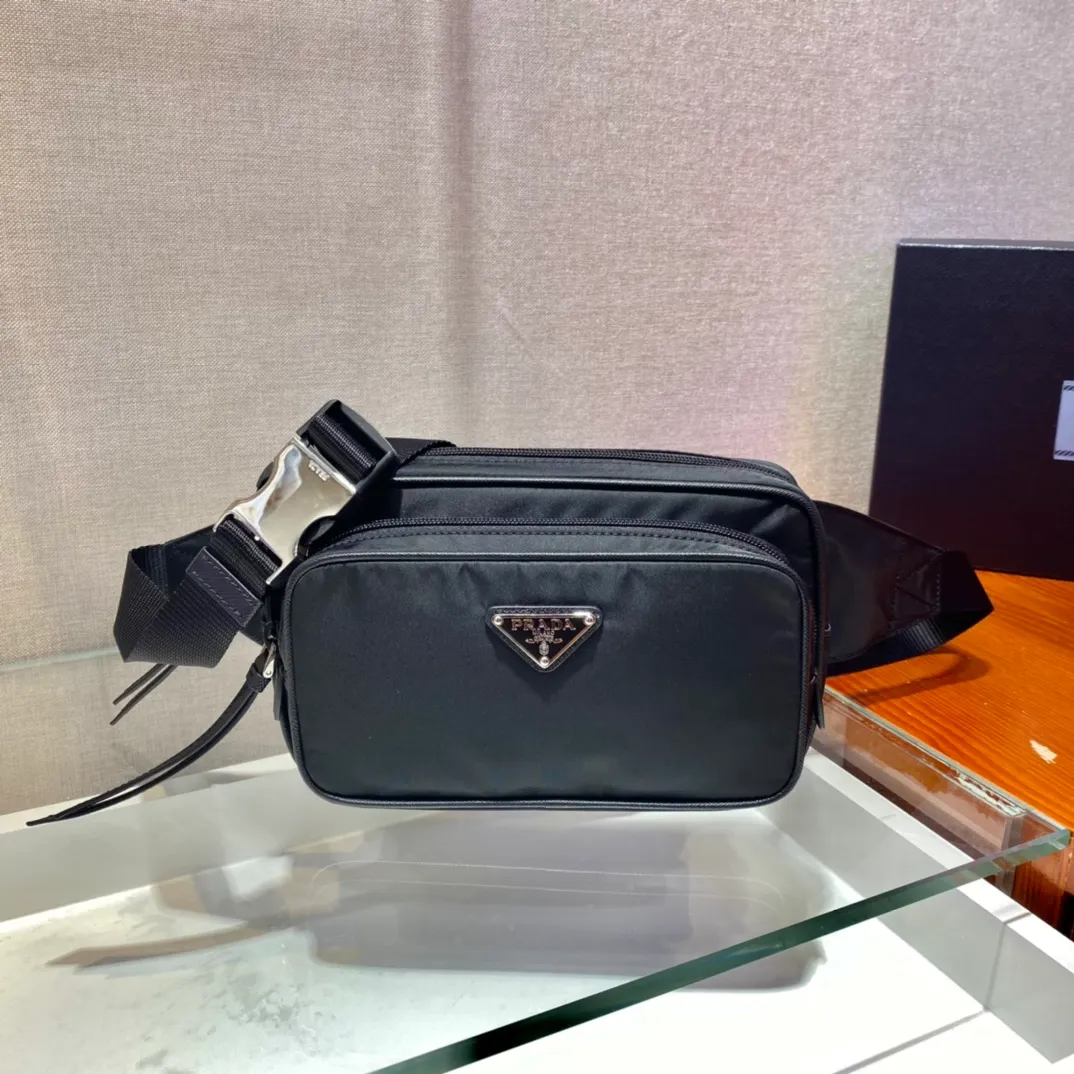 💰760🎉Classic Waist Bag/Chest Bag🎉1BL010🎉🎉 This stylish and versatile fabric and leather belt bag has a unique design, with leather stacked zipper pulls and front logo for added charm. Classic and fashionable👏👏Unisex model🎉🎉The upper body effect is very good😘There are two ways to carry waist bag/chest bag, and it is a timeless style that will never go out of style🎉🎉Hurry up and get it🎉🎉 Length 21x Height 12.5x Bottom 4.5cm