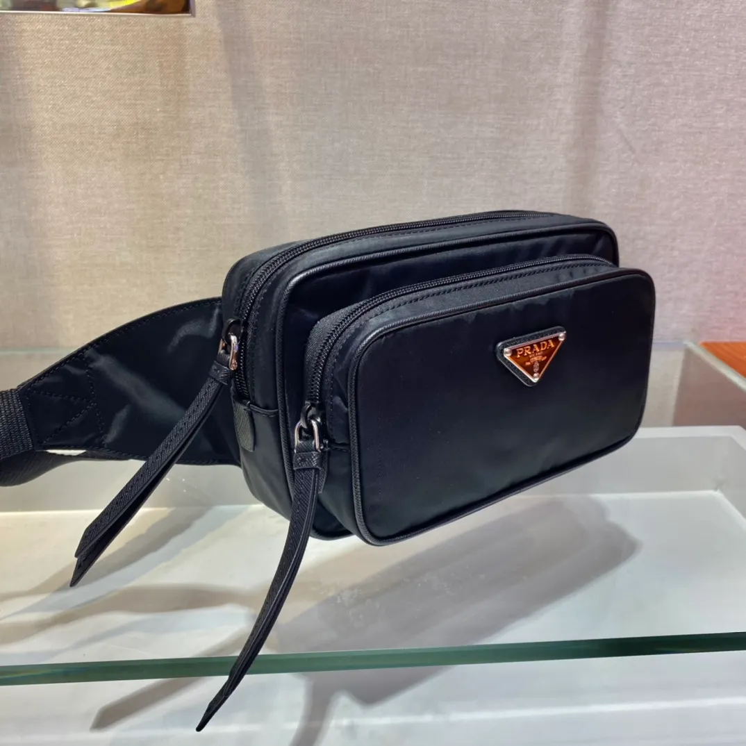 💰760🎉Classic Waist Bag/Chest Bag🎉1BL010🎉🎉 This stylish and versatile fabric and leather belt bag has a unique design, with leather stacked zipper pulls and front logo for added charm. Classic and fashionable👏👏Unisex model🎉🎉The upper body effect is very good😘There are two ways to carry waist bag/chest bag, and it is a timeless style that will never go out of style🎉🎉Hurry up and get it🎉🎉 Length 21x Height 12.5x Bottom 4.5cm