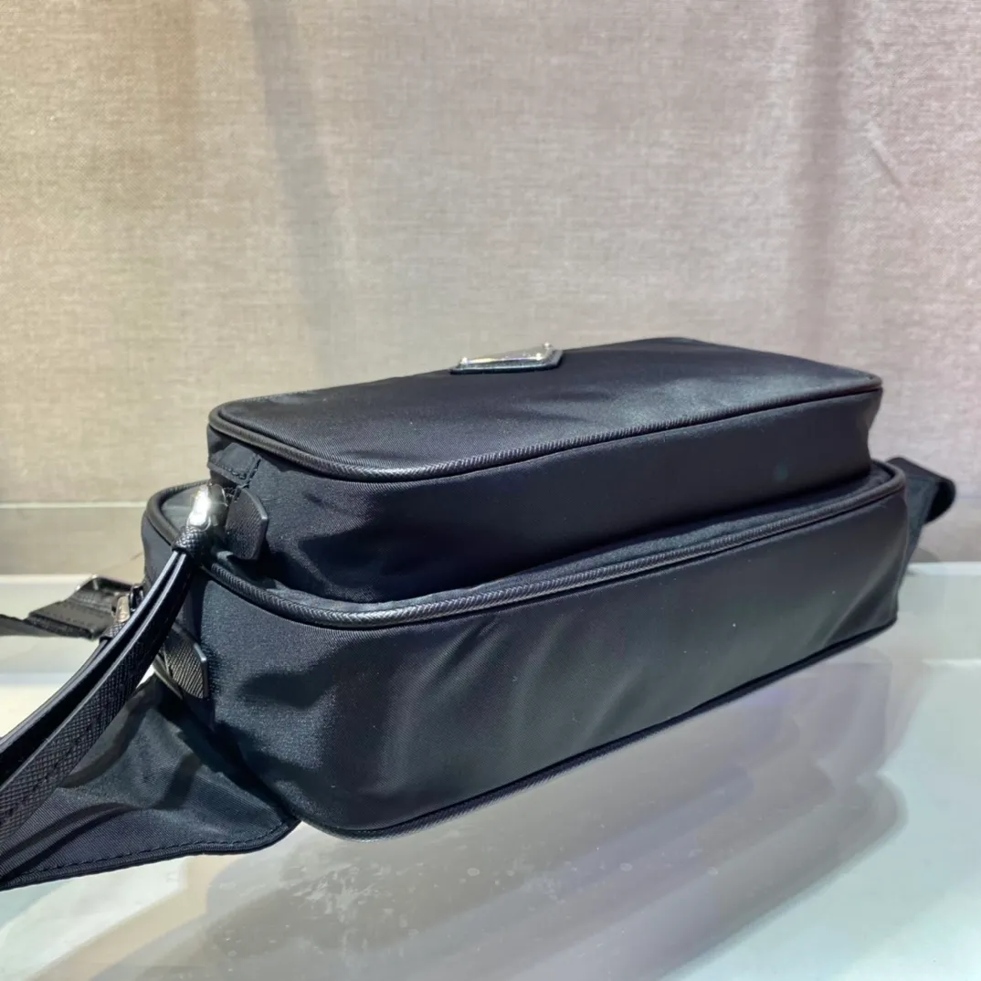 💰760🎉Classic Waist Bag/Chest Bag🎉1BL010🎉🎉 This stylish and versatile fabric and leather belt bag has a unique design, with leather stacked zipper pulls and front logo for added charm. Classic and fashionable👏👏Unisex model🎉🎉The upper body effect is very good😘There are two ways to carry waist bag/chest bag, and it is a timeless style that will never go out of style🎉🎉Hurry up and get it🎉🎉 Length 21x Height 12.5x Bottom 4.5cm