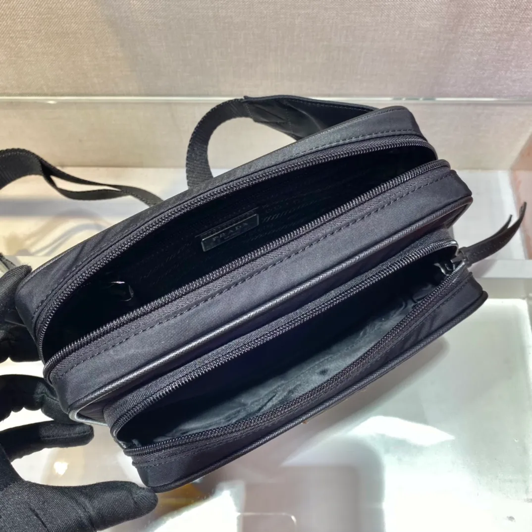 💰760🎉Classic Waist Bag/Chest Bag🎉1BL010🎉🎉 This stylish and versatile fabric and leather belt bag has a unique design, with leather stacked zipper pulls and front logo for added charm. Classic and fashionable👏👏Unisex model🎉🎉The upper body effect is very good😘There are two ways to carry waist bag/chest bag, and it is a timeless style that will never go out of style🎉🎉Hurry up and get it🎉🎉 Length 21x Height 12.5x Bottom 4.5cm