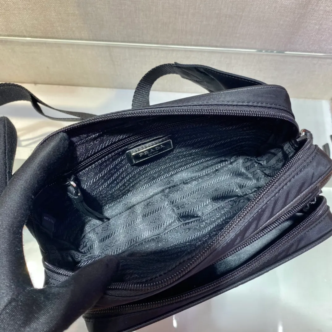 💰760🎉Classic Waist Bag/Chest Bag🎉1BL010🎉🎉 This stylish and versatile fabric and leather belt bag has a unique design, with leather stacked zipper pulls and front logo for added charm. Classic and fashionable👏👏Unisex model🎉🎉The upper body effect is very good😘There are two ways to carry waist bag/chest bag, and it is a timeless style that will never go out of style🎉🎉Hurry up and get it🎉🎉 Length 21x Height 12.5x Bottom 4.5cm