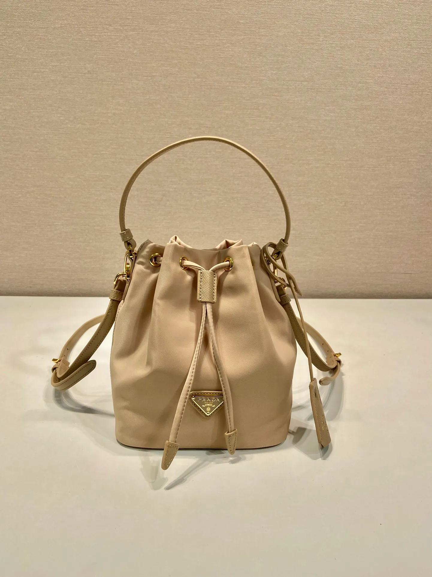 💰760🎉New bucket bag🎉1BE067 upgraded version🎉🎉 This bucket bag is made of imported nylon fabric and top-grade gold hardware, which carries the brand’s original and unique expression of extraordinary beauty. Comes with a detachable and adjustable long leather shoulder strap and leather keychain. Large capacity, light and practical🎉🎉Another popular style that will never go out of style🎉 Length 15.5x Height 19.5x Bottom 10cm
