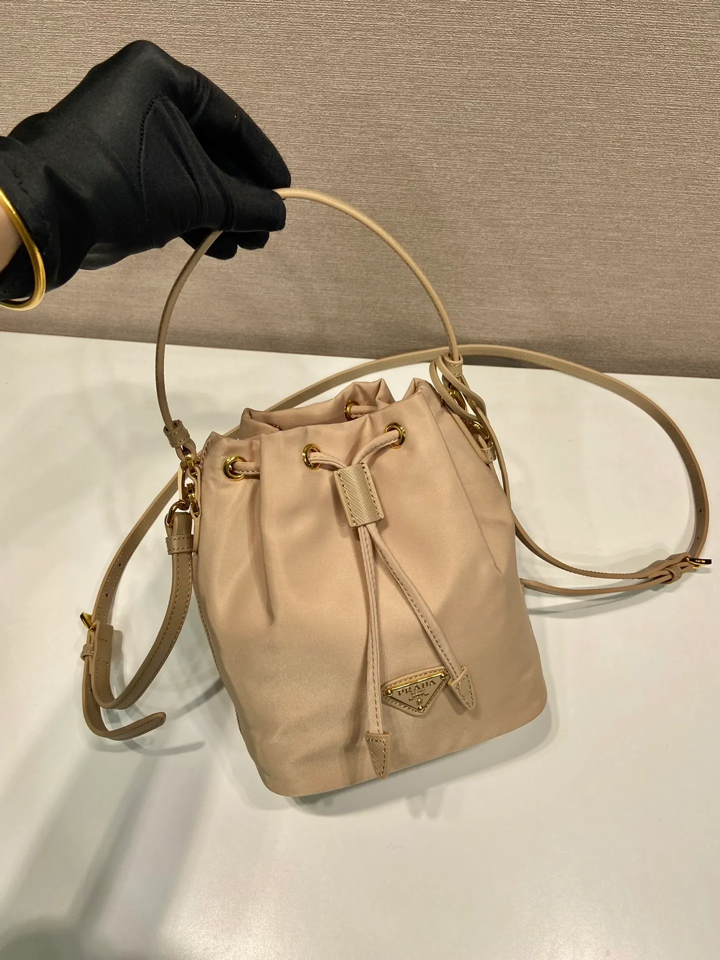 💰760🎉New bucket bag🎉1BE067 upgraded version🎉🎉 This bucket bag is made of imported nylon fabric and top-grade gold hardware, which carries the brand’s original and unique expression of extraordinary beauty. Comes with a detachable and adjustable long leather shoulder strap and leather keychain. Large capacity, light and practical🎉🎉Another popular style that will never go out of style🎉 Length 15.5x Height 19.5x Bottom 10cm