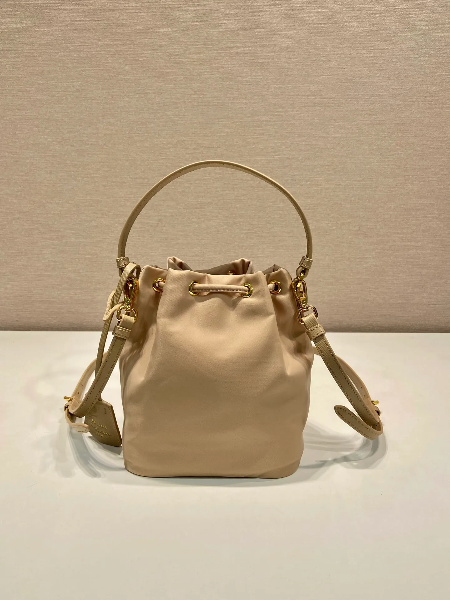 💰760🎉New bucket bag🎉1BE067 upgraded version🎉🎉 This bucket bag is made of imported nylon fabric and top-grade gold hardware, which carries the brand’s original and unique expression of extraordinary beauty. Comes with a detachable and adjustable long leather shoulder strap and leather keychain. Large capacity, light and practical🎉🎉Another popular style that will never go out of style🎉 Length 15.5x Height 19.5x Bottom 10cm