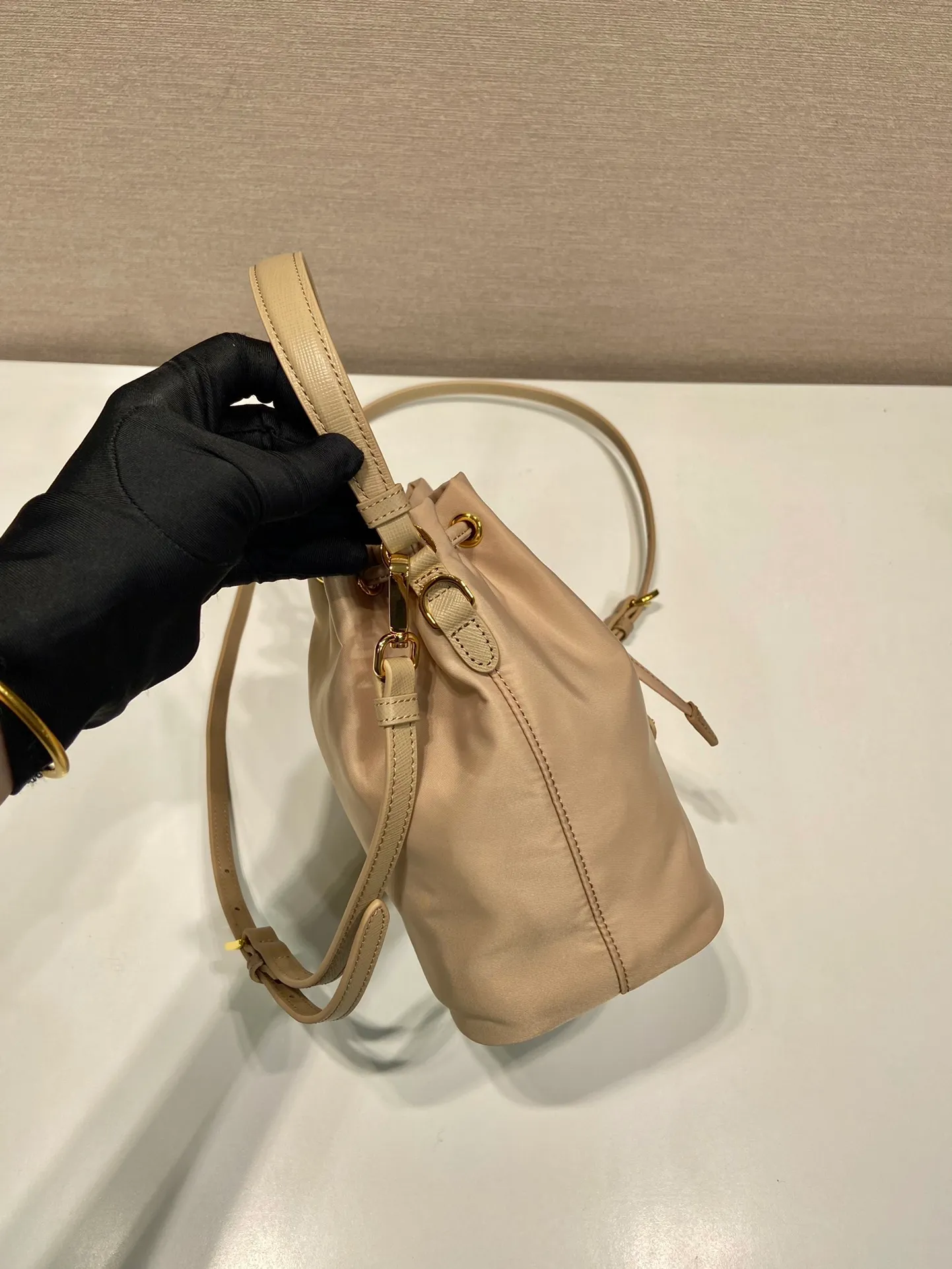 💰760🎉New bucket bag🎉1BE067 upgraded version🎉🎉 This bucket bag is made of imported nylon fabric and top-grade gold hardware, which carries the brand’s original and unique expression of extraordinary beauty. Comes with a detachable and adjustable long leather shoulder strap and leather keychain. Large capacity, light and practical🎉🎉Another popular style that will never go out of style🎉 Length 15.5x Height 19.5x Bottom 10cm
