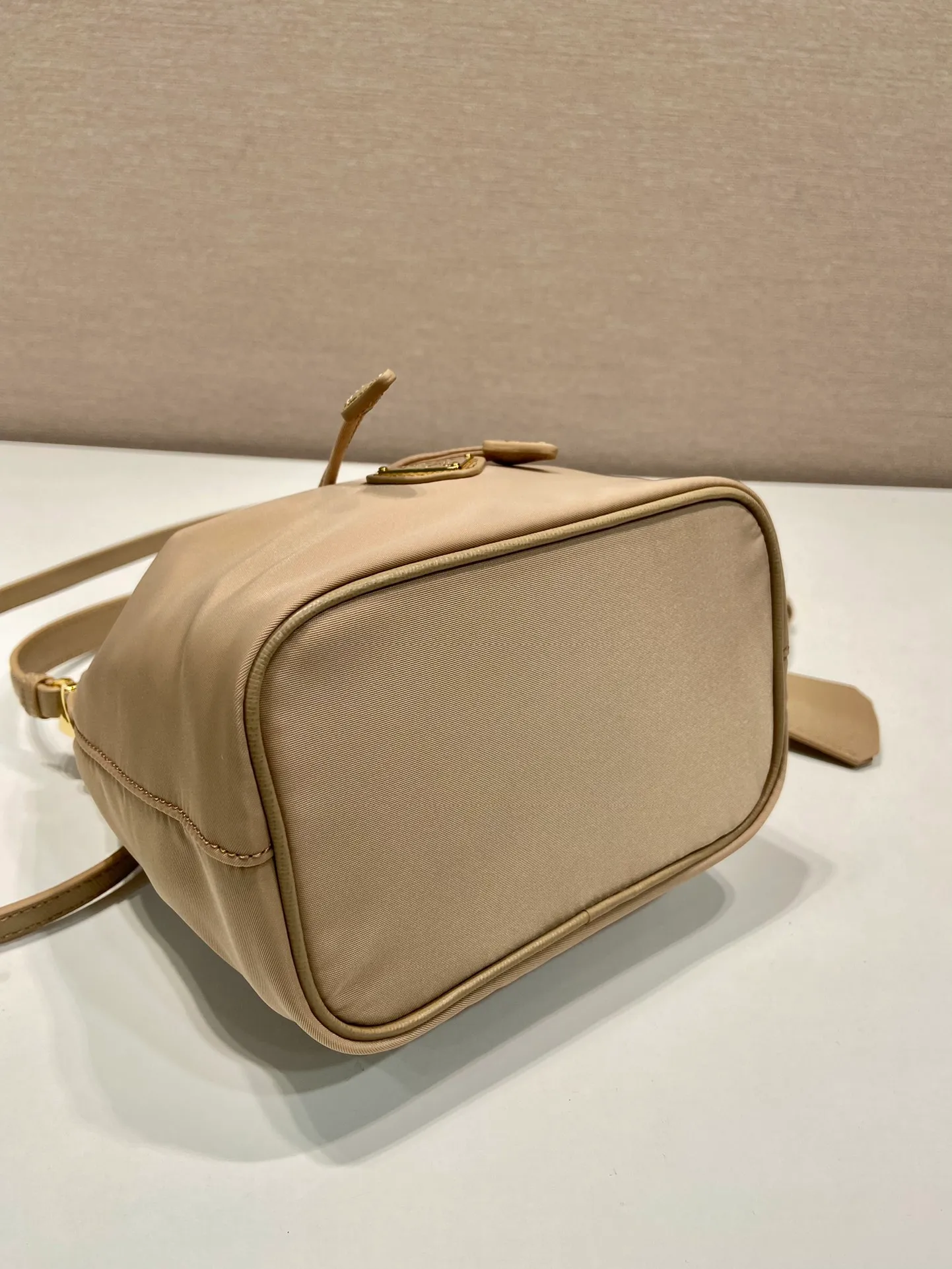 💰760🎉New bucket bag🎉1BE067 upgraded version🎉🎉 This bucket bag is made of imported nylon fabric and top-grade gold hardware, which carries the brand’s original and unique expression of extraordinary beauty. Comes with a detachable and adjustable long leather shoulder strap and leather keychain. Large capacity, light and practical🎉🎉Another popular style that will never go out of style🎉 Length 15.5x Height 19.5x Bottom 10cm