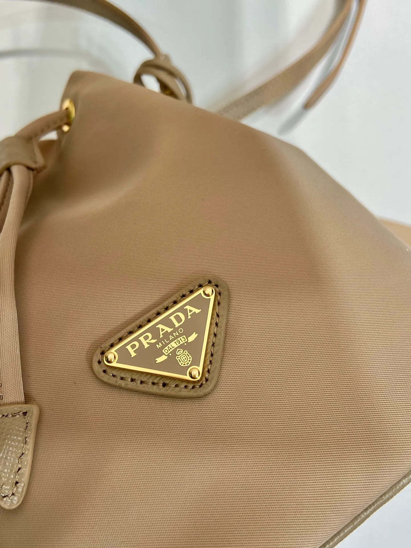 💰760🎉New bucket bag🎉1BE067 upgraded version🎉🎉 This bucket bag is made of imported nylon fabric and top-grade gold hardware, which carries the brand’s original and unique expression of extraordinary beauty. Comes with a detachable and adjustable long leather shoulder strap and leather keychain. Large capacity, light and practical🎉🎉Another popular style that will never go out of style🎉 Length 15.5x Height 19.5x Bottom 10cm